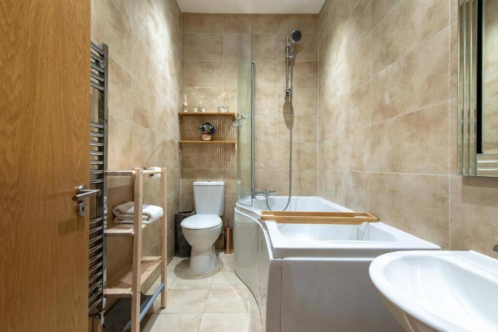 THE MOST CENTRAL Apartment in Canterbury Stunning Interiors, fully equipped, City Views and Free WiFi! view 5