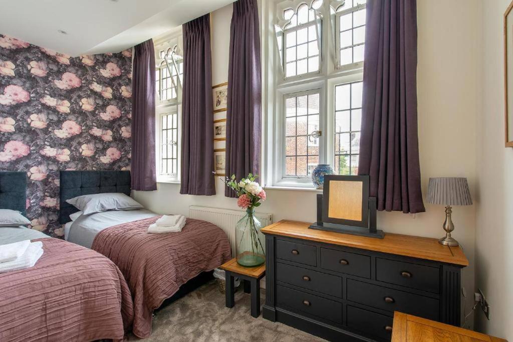 THE MOST CENTRAL Apartment in Canterbury Stunning Interiors, fully equipped, City Views and Free WiFi! view 3
