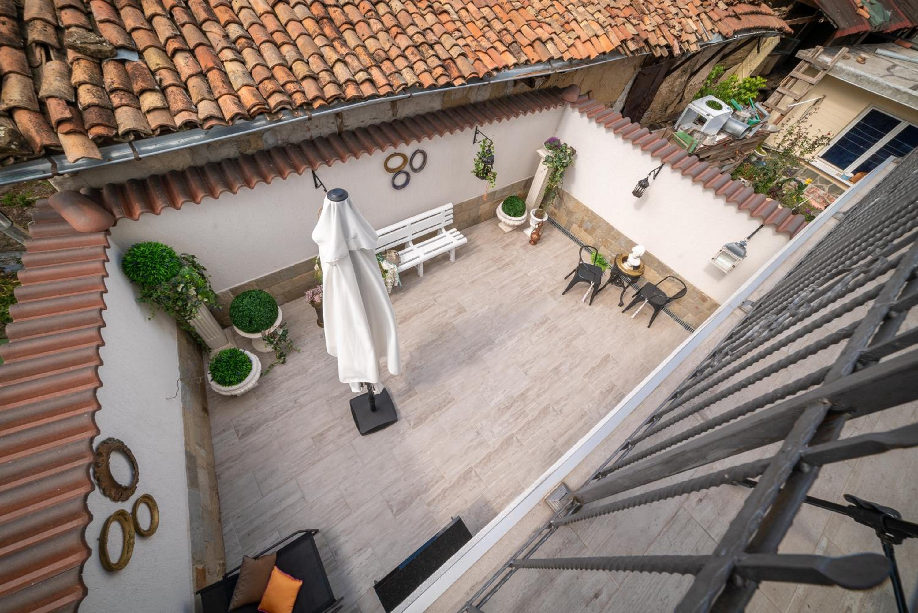 The Gallery Guest House - Garden and Garage