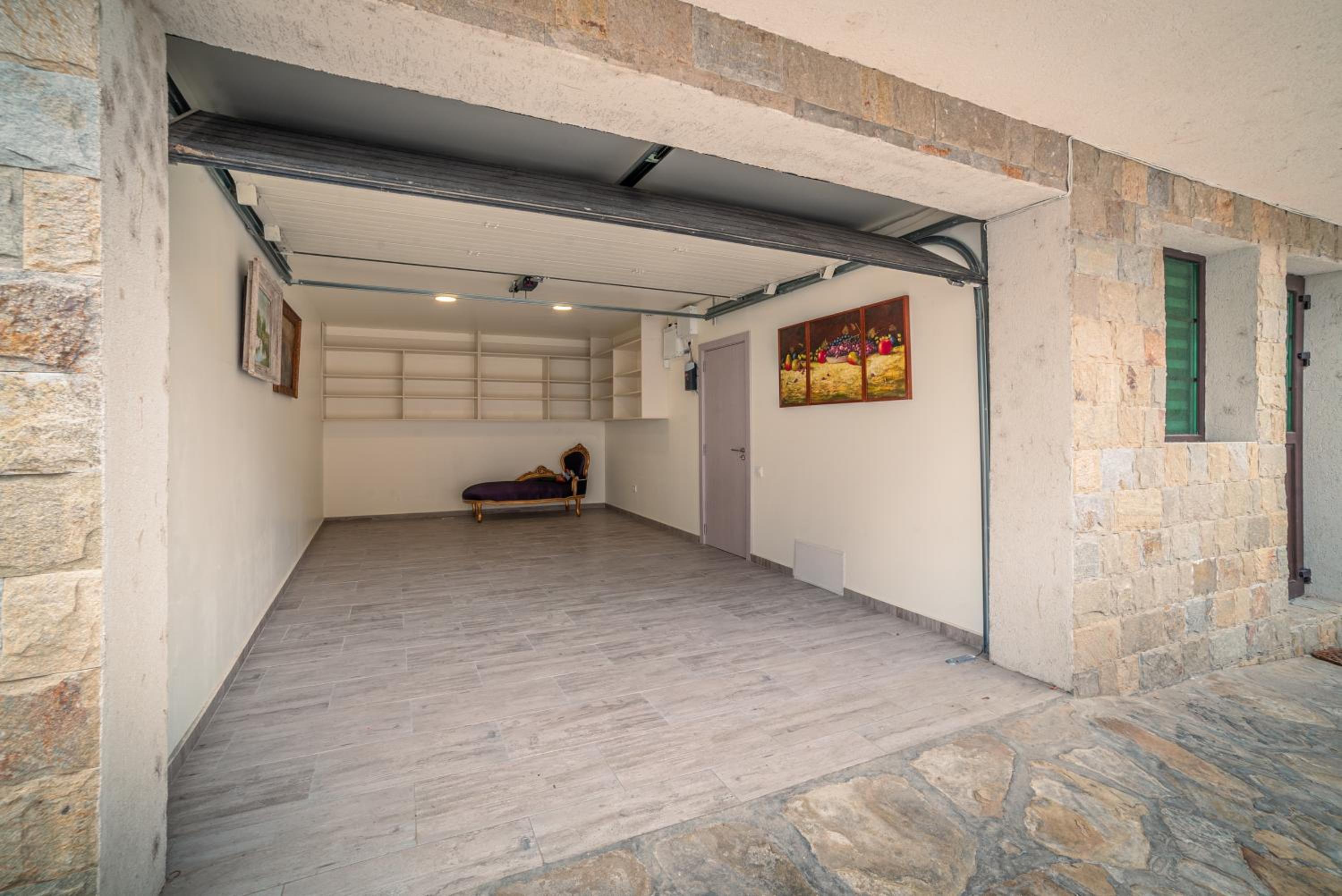 The Gallery Guest House - Garden and Garage