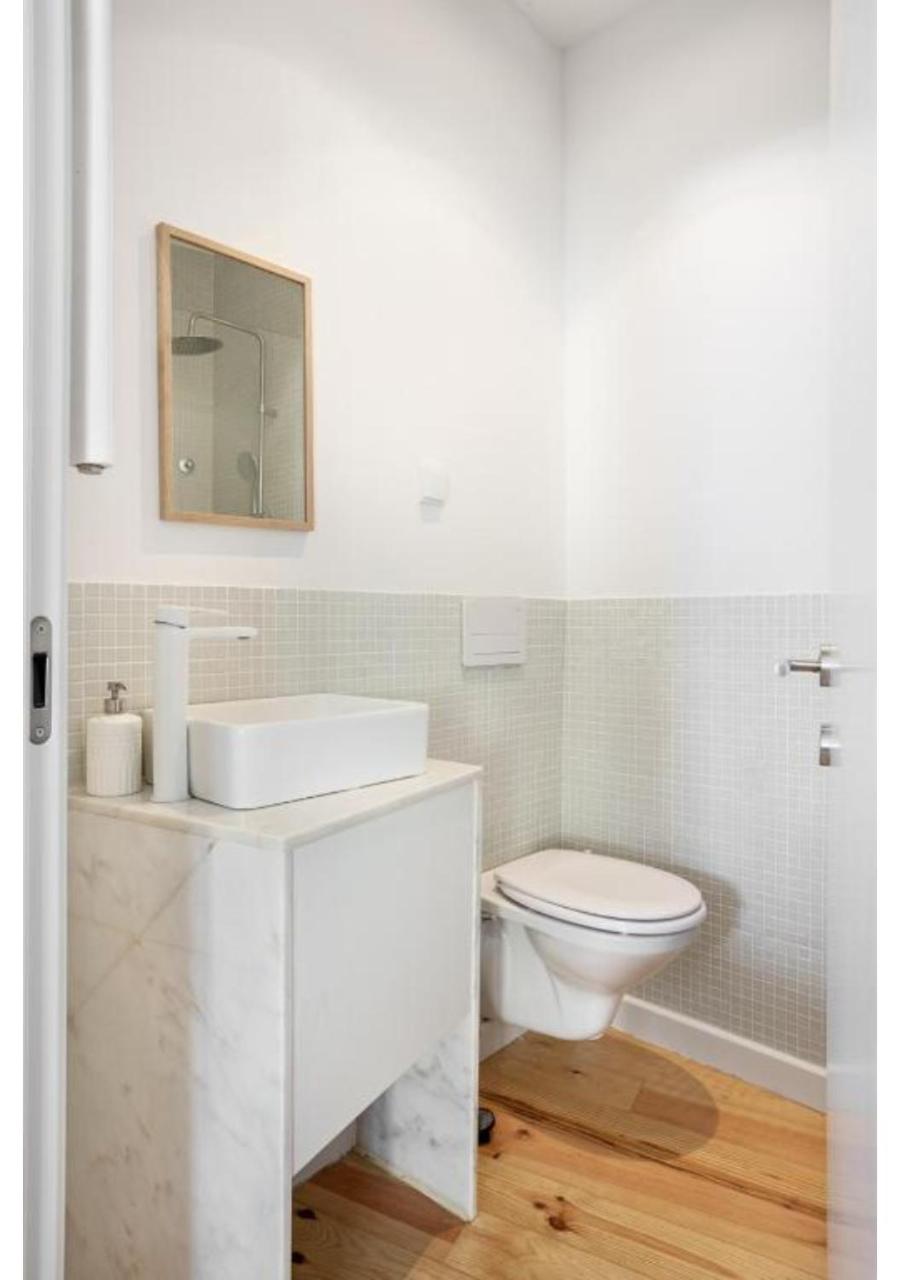 Spacious 6Bedroom House w/ Sunny Terrace in Lisbon view 5