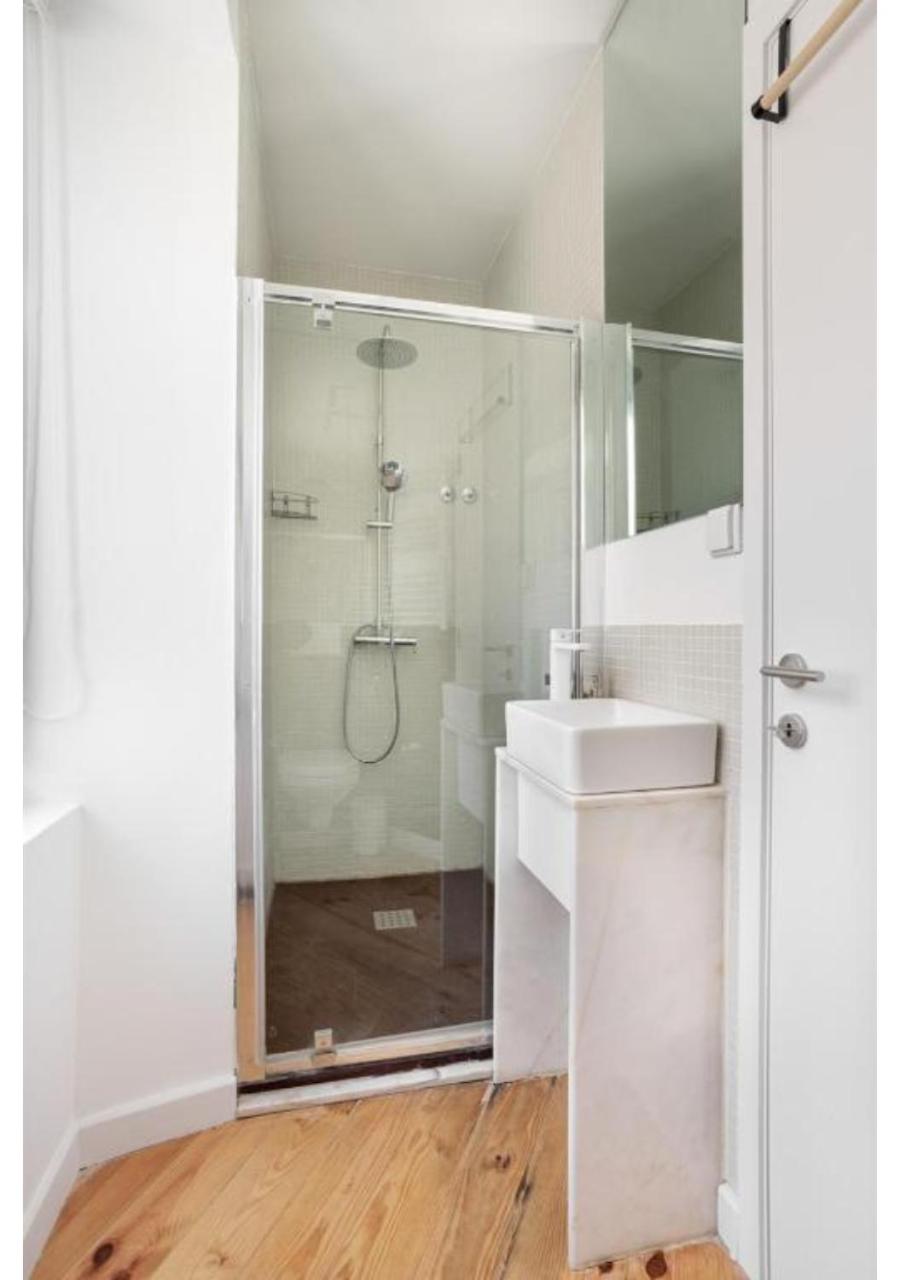 Spacious 6Bedroom House w/ Sunny Terrace in Lisbon view 3
