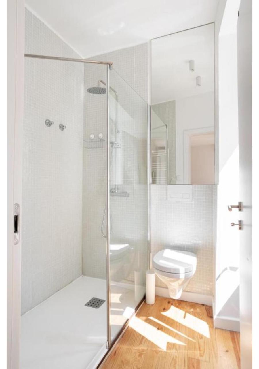 Spacious 6Bedroom House w/ Sunny Terrace in Lisbon view 4