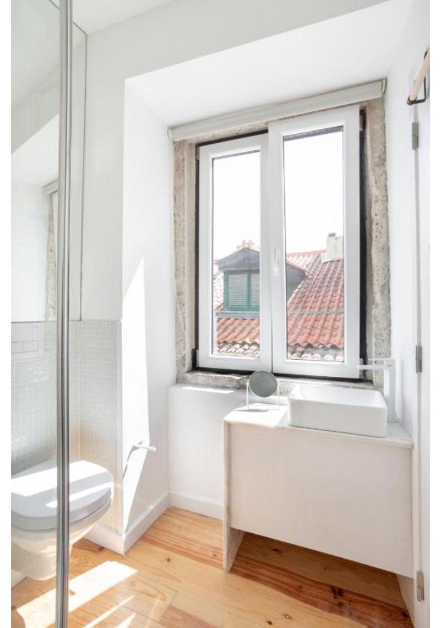 Spacious 6Bedroom House w/ Sunny Terrace in Lisbon view 2