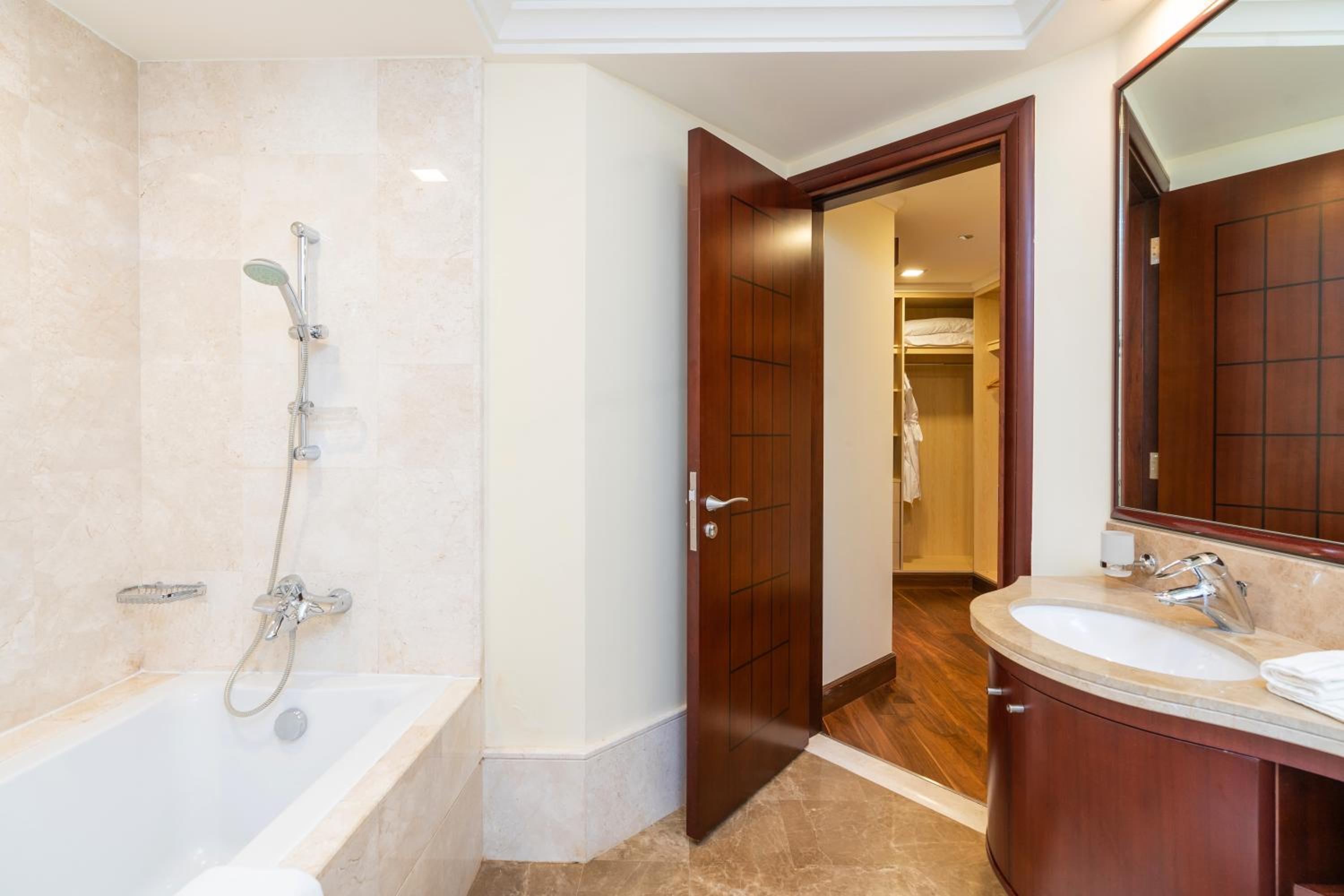 Royal Club By RVHR, Grandeur Residence Crescent Palm Jumeirah