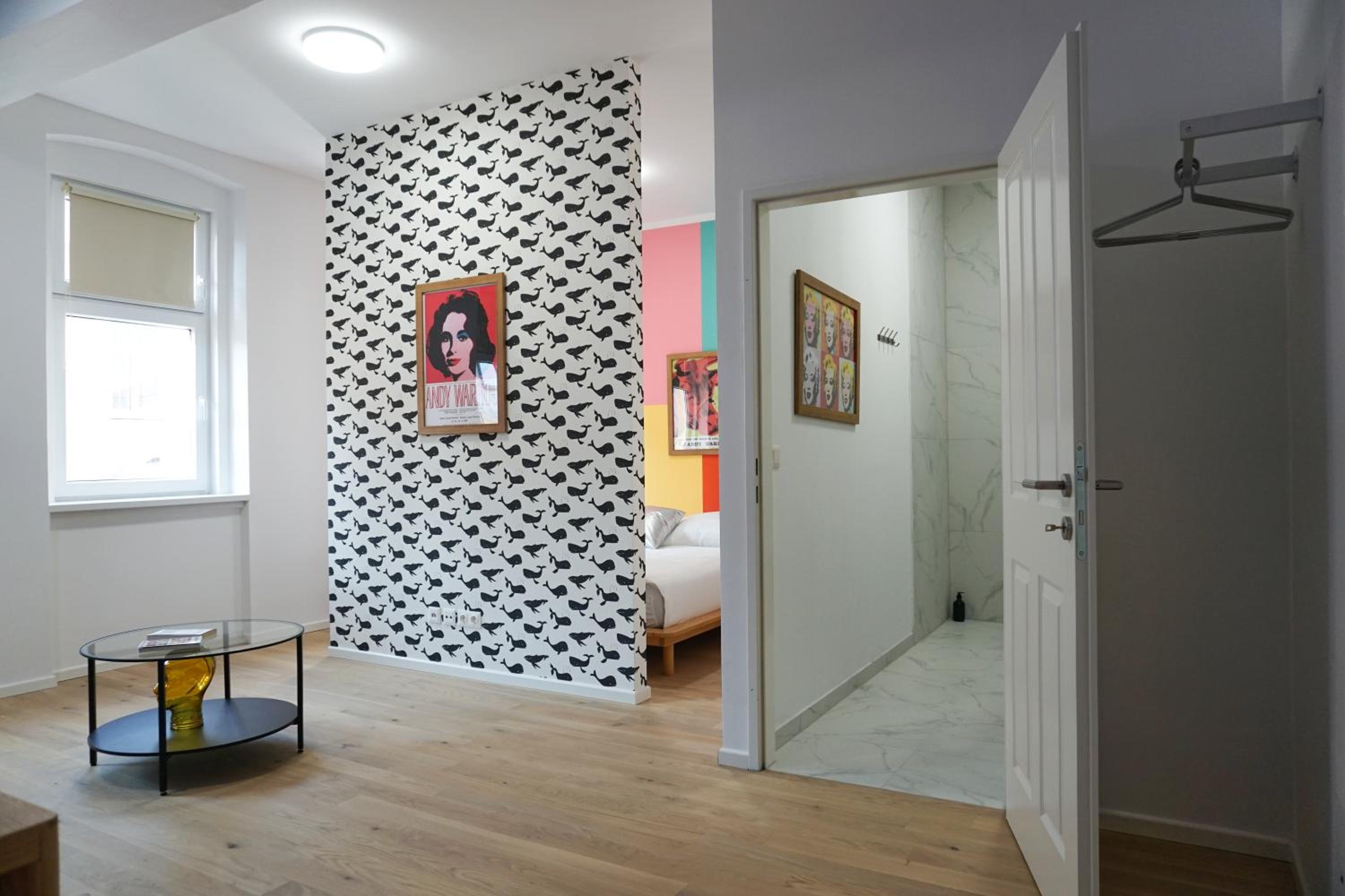 Vibrant Design Apartments - Full Kitchen - Wi-Fi - 18 Mins to City Centre