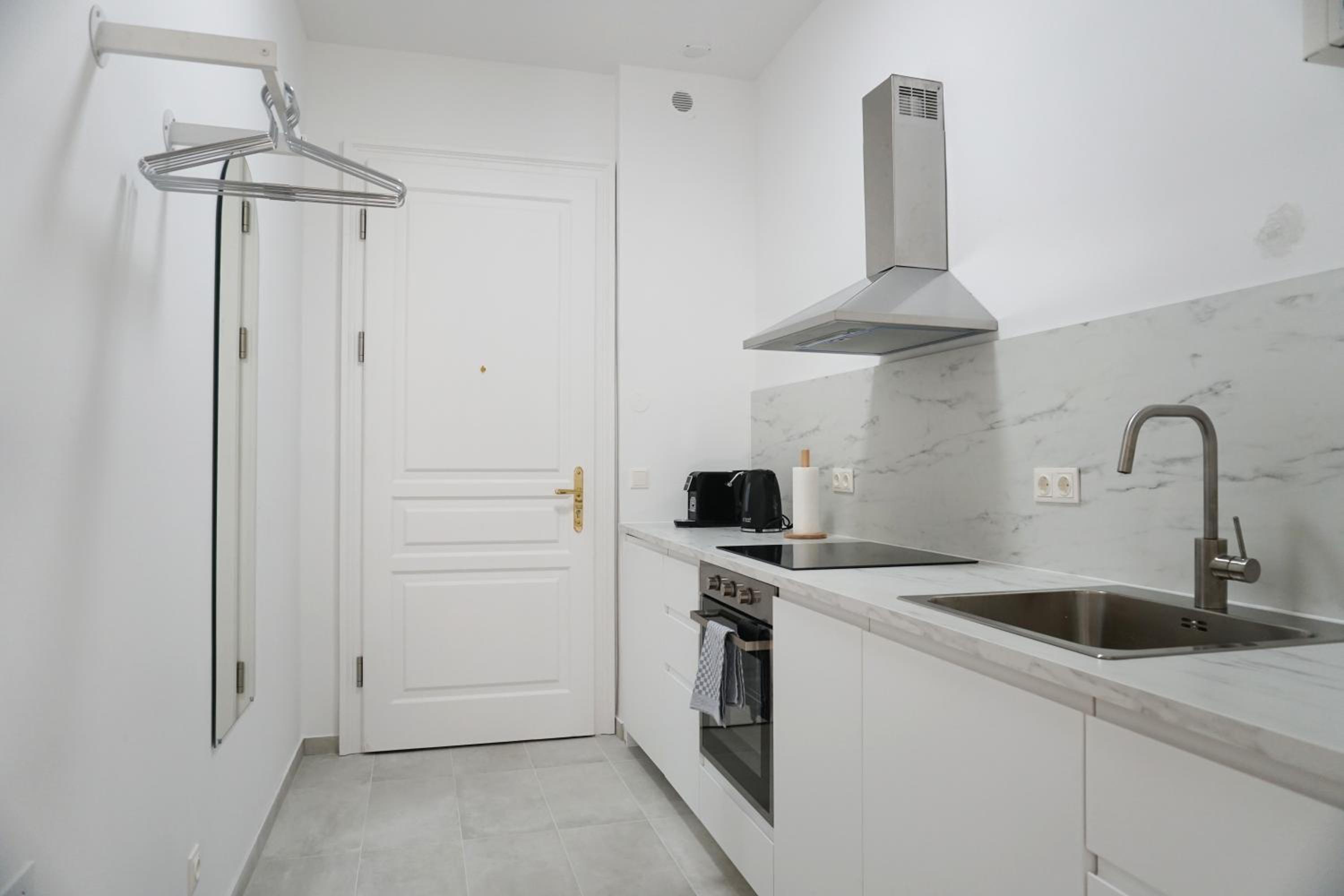Vibrant Design Apartments - Full Kitchen - Wi-Fi - 18 Mins to City Centre