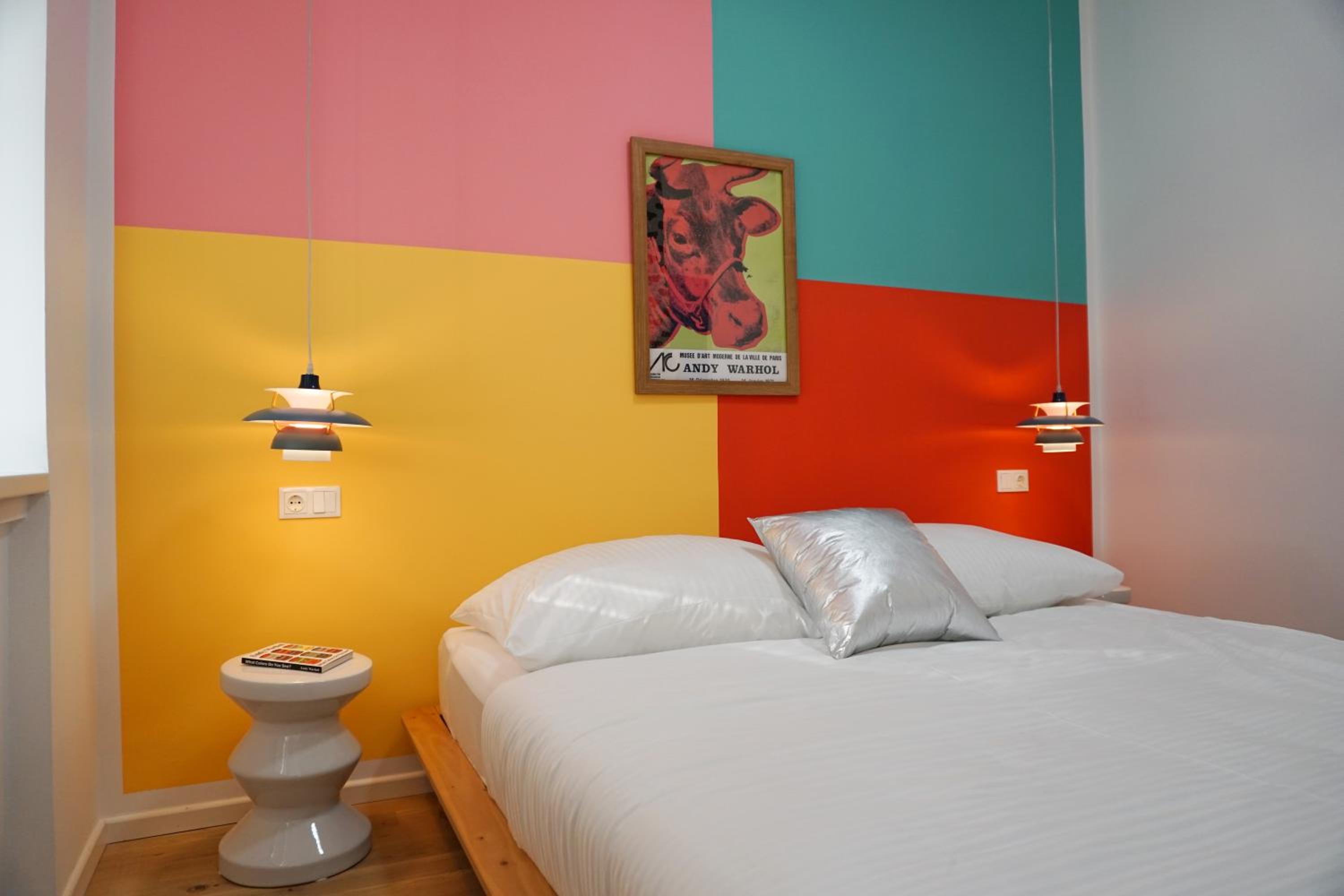 Vibrant Design Apartments - Full Kitchen - Wi-Fi - 18 Mins to City Centre