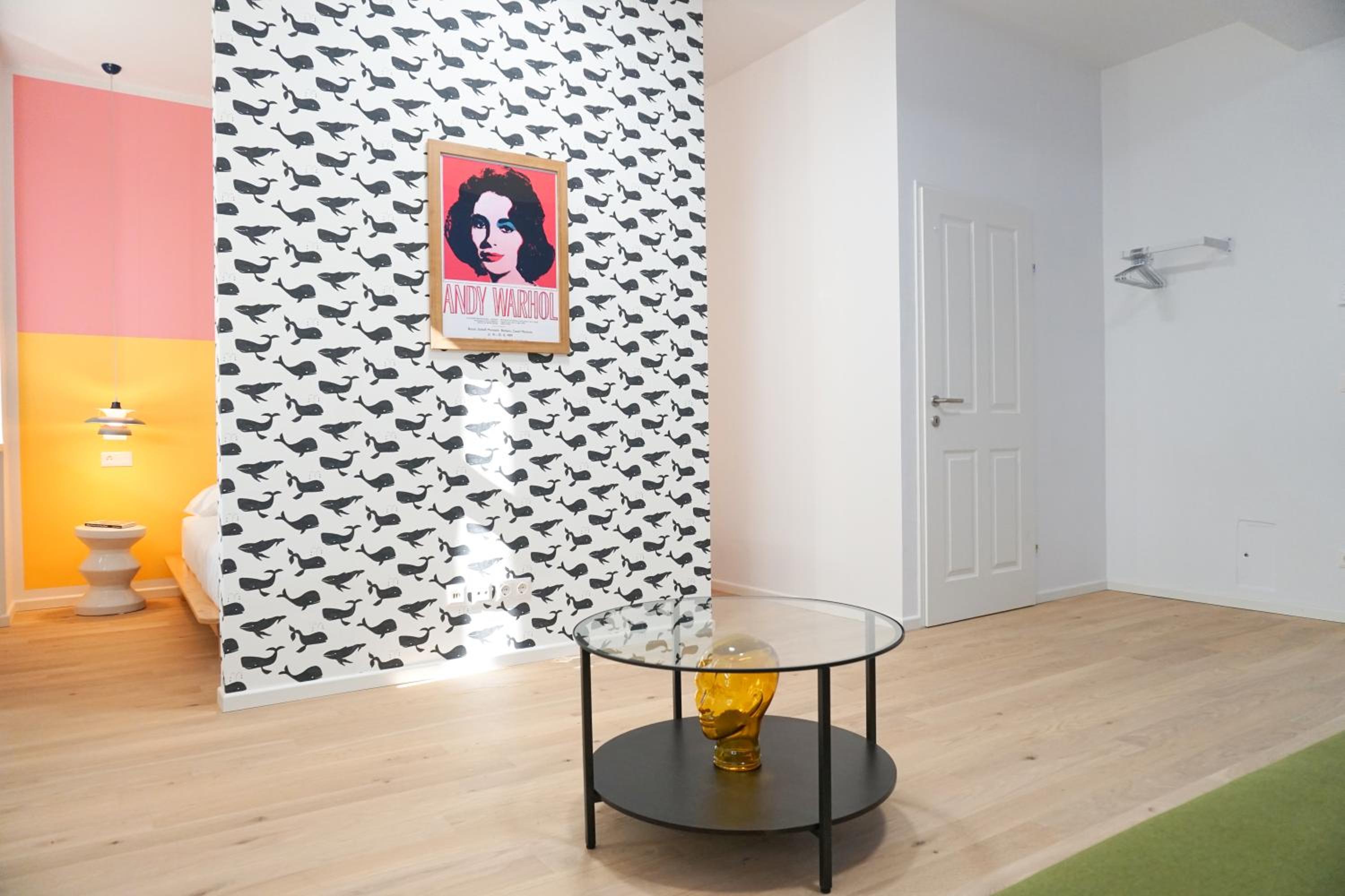 Vibrant Design Apartments - Full Kitchen - Wi-Fi - 18 Mins to City Centre