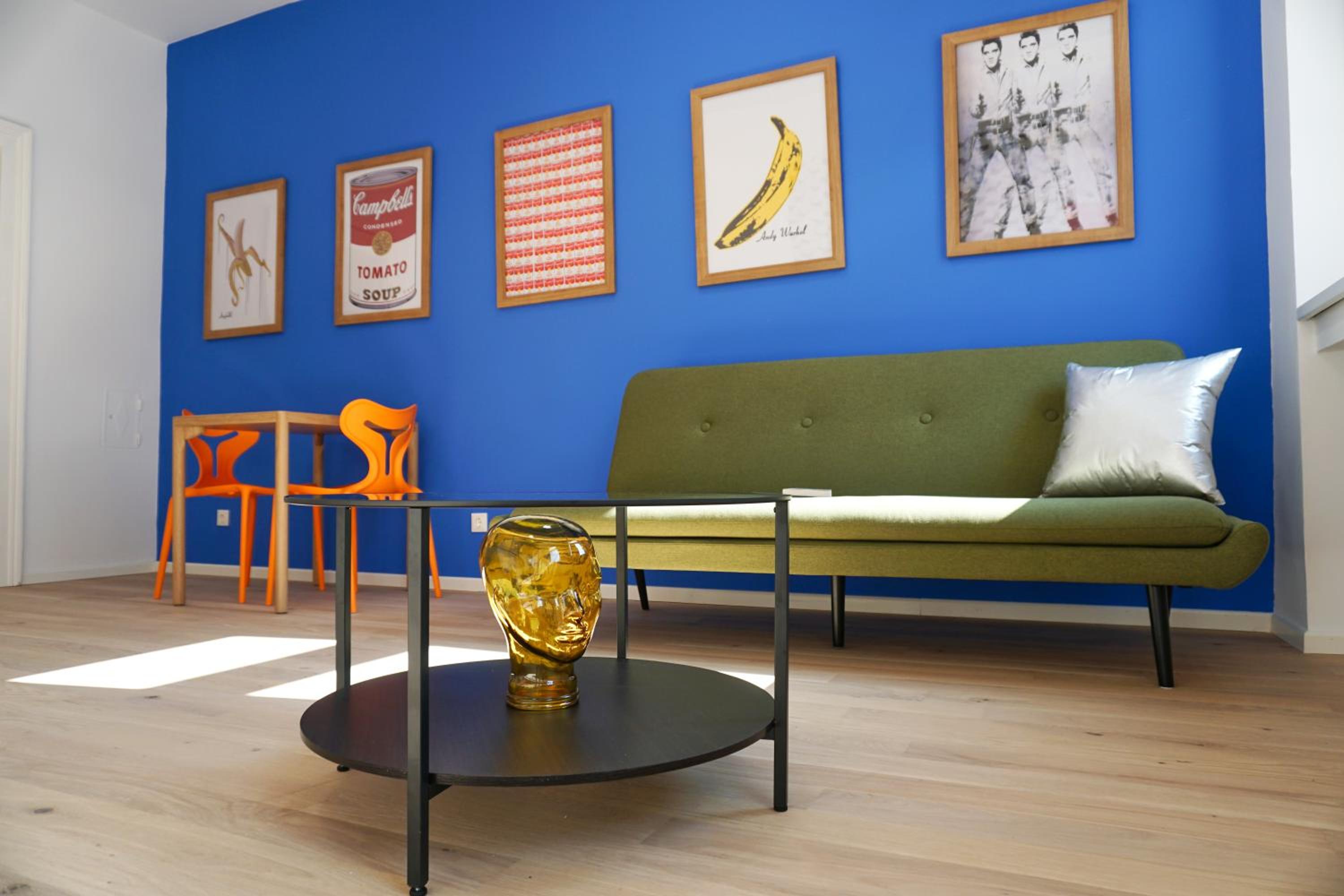 Vibrant Design Apartments - Full Kitchen - Wi-Fi - 18 Mins to City Centre