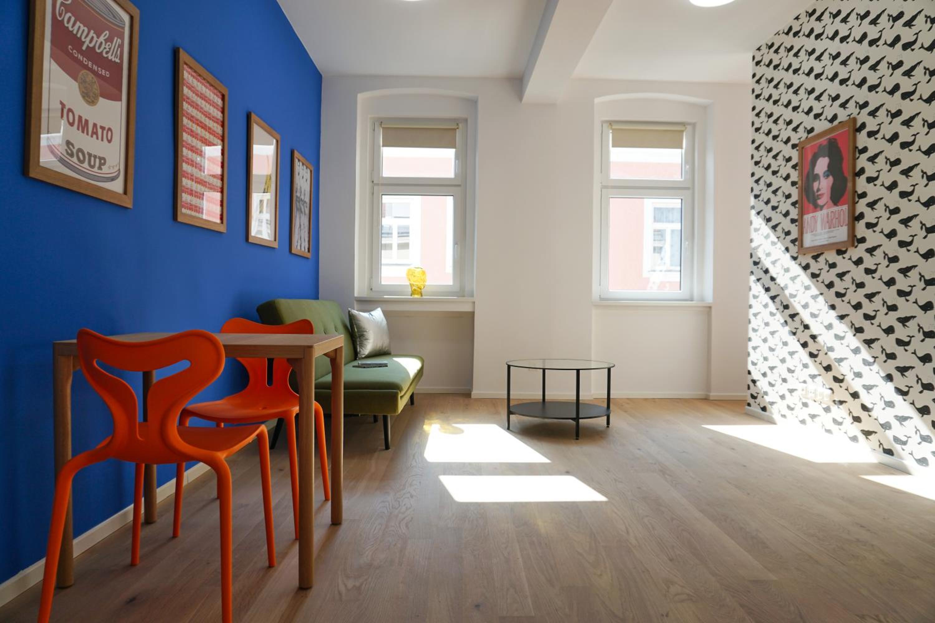 Vibrant Design Apartments - Full Kitchen - Wi-Fi - 18 Mins to City Centre