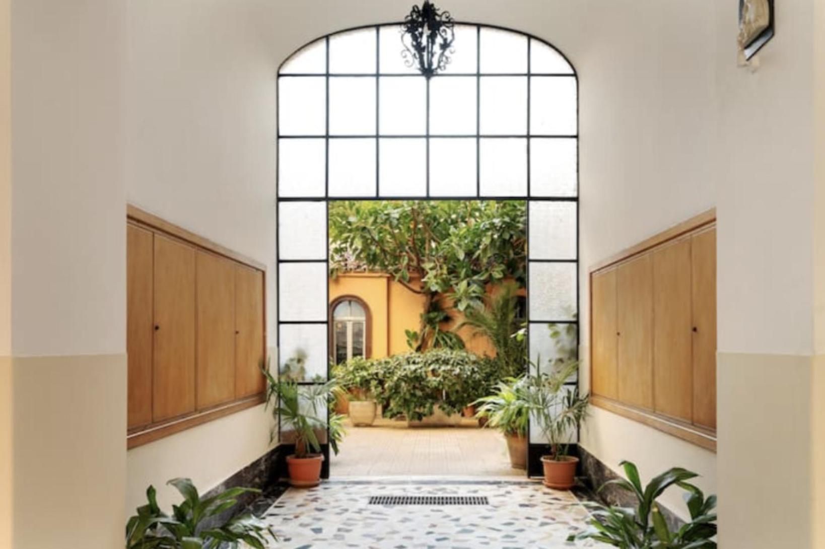 Sunny flat in elegant building close to Colosseum