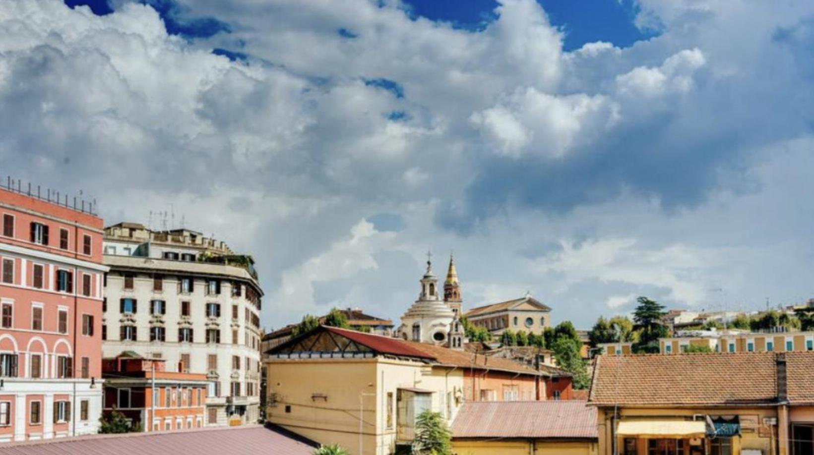 Sunny flat in elegant building close to Colosseum