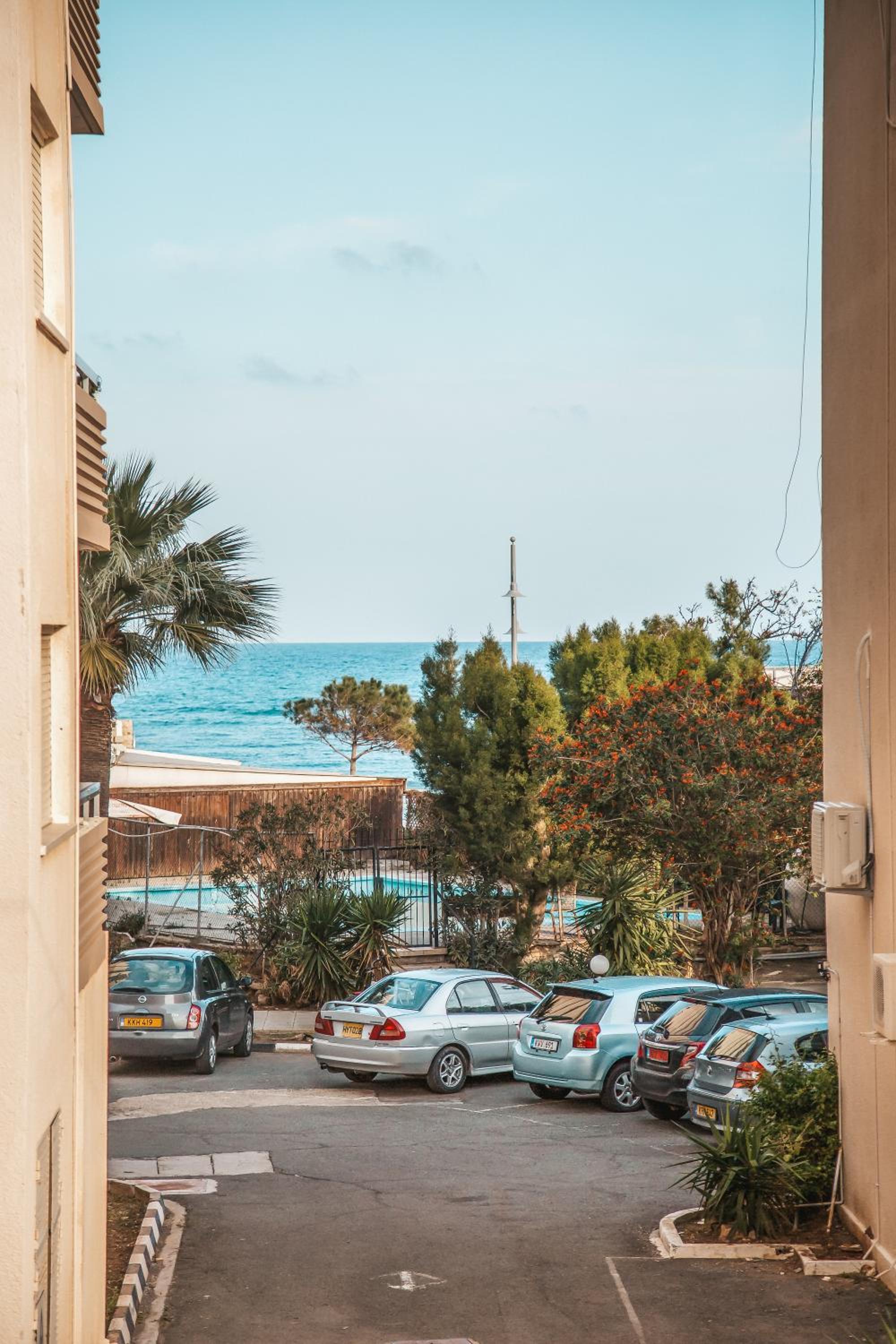 Designer 2-Bedroom Apartment 150m from Mackenzie Beach view 4