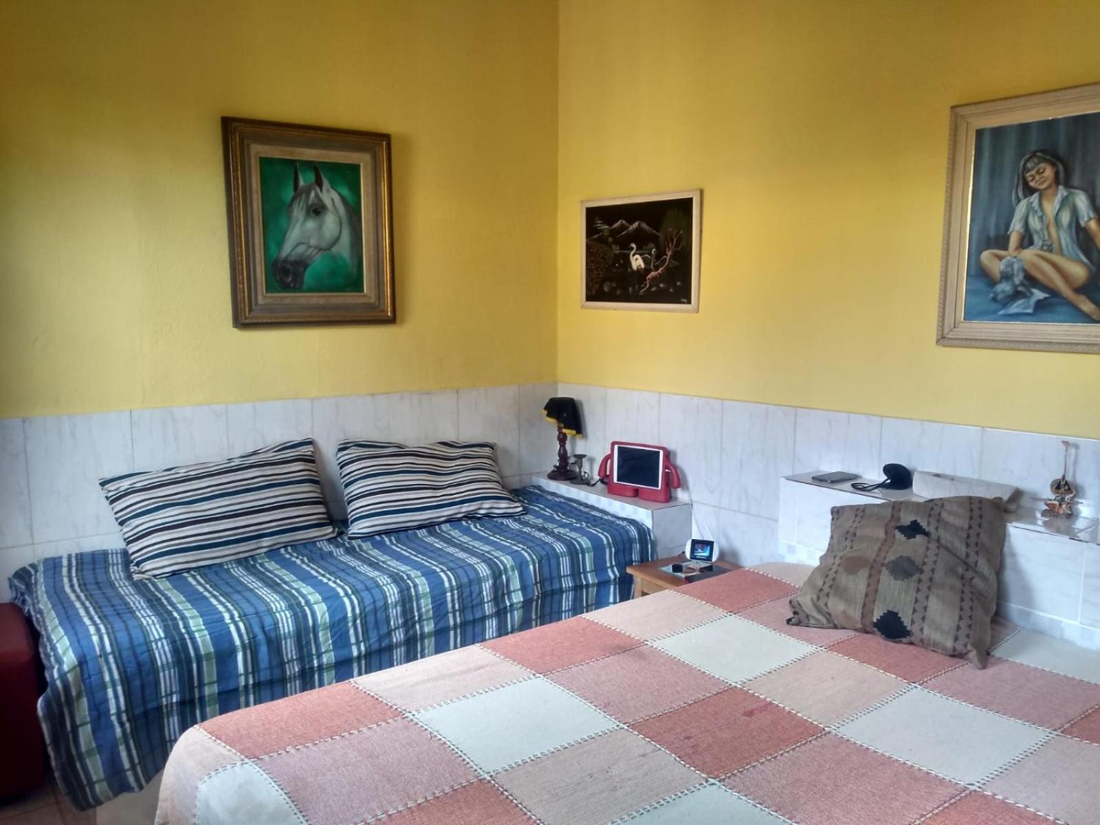 CASA RÚSTICA AMARELA 1 E 2 Meaípe