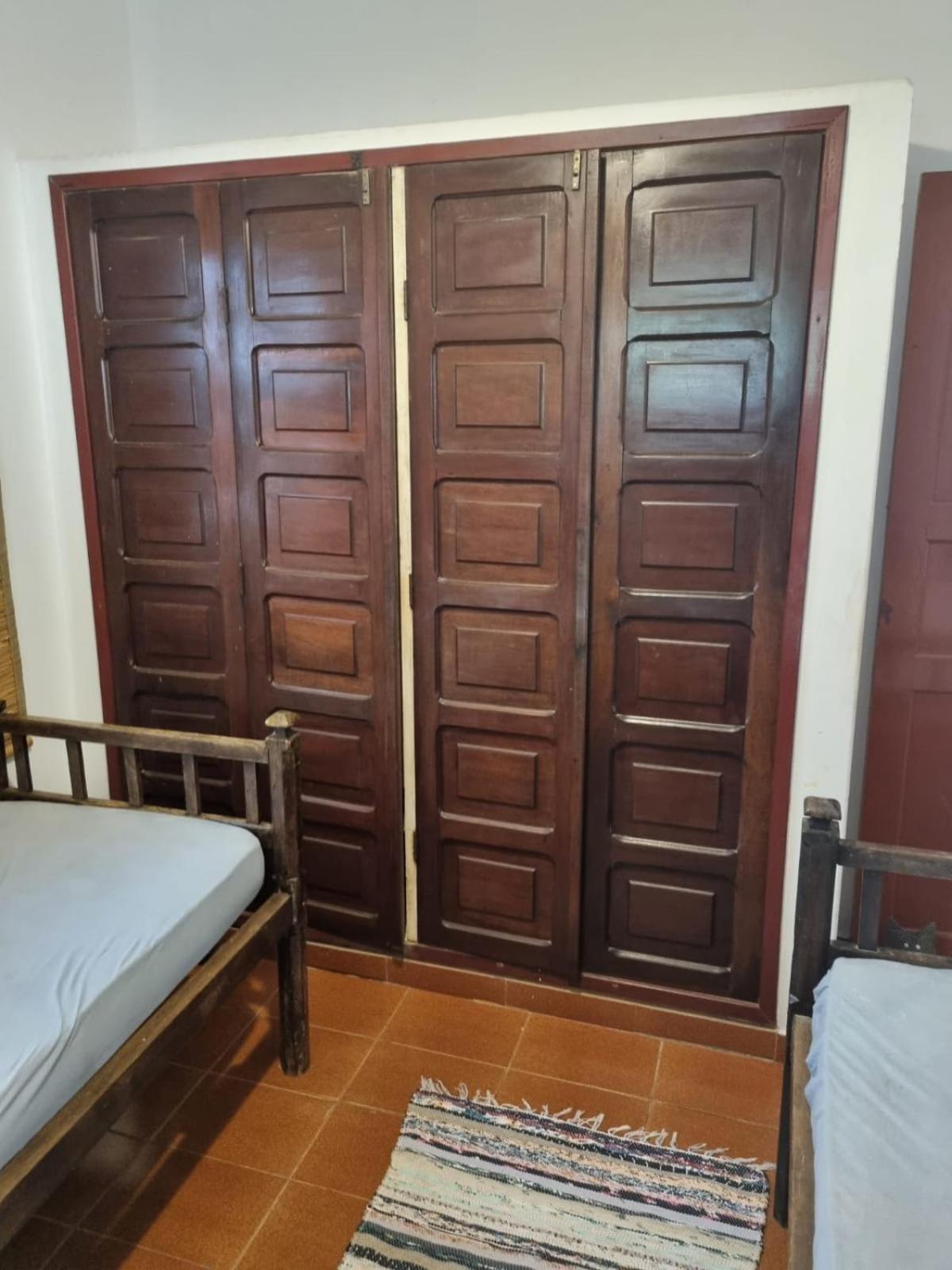 CASA RÚSTICA AMARELA 1 E 2 Meaípe