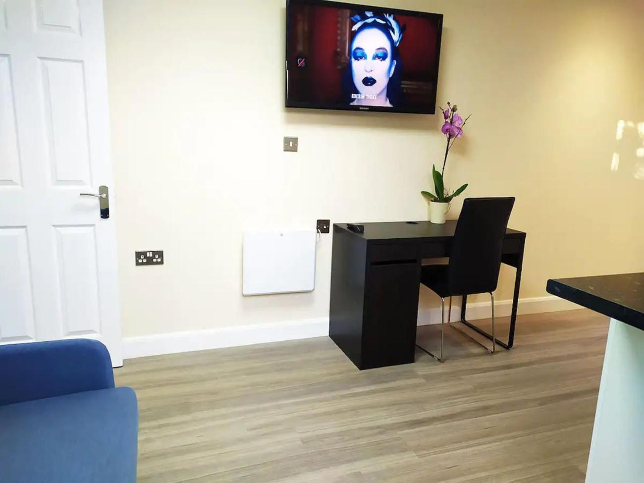 The Beech Flat - Self contained one bedroom flat with parking view 5