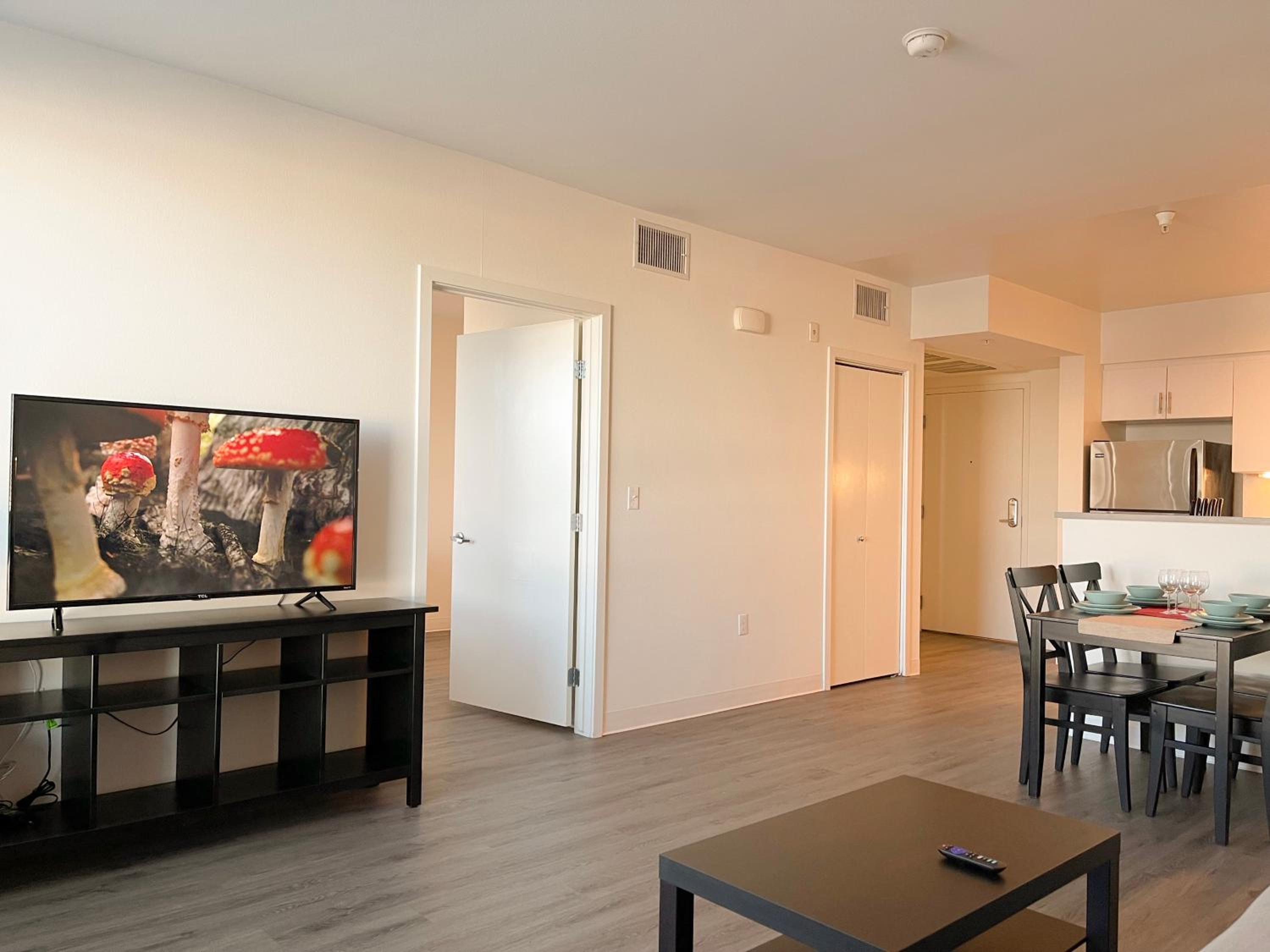 Perfect Apt w Parking Gym Pool WIFI in Arts District DTLA near Little Tokyo B4