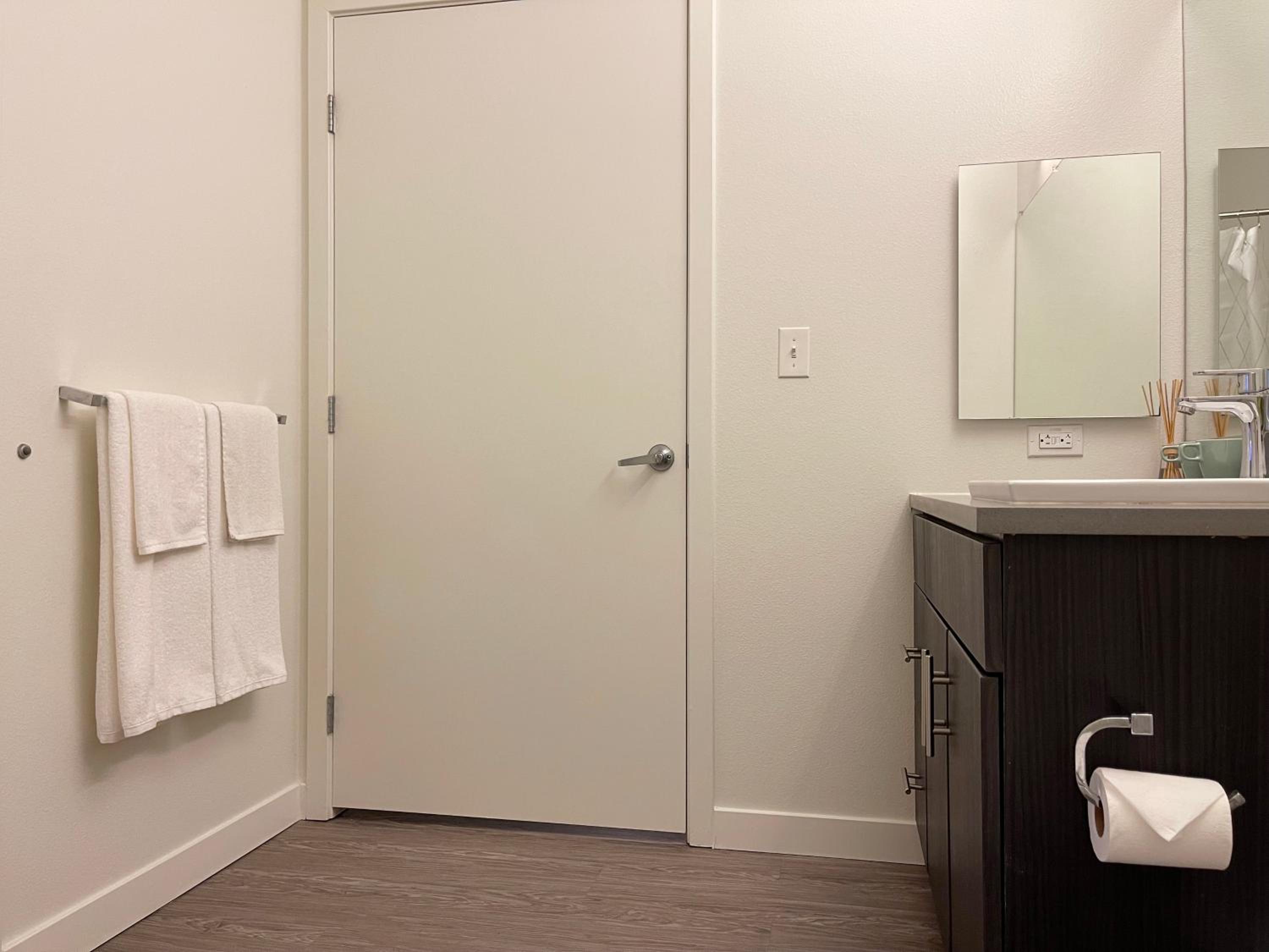 Perfect Apt w Parking Gym Pool WIFI in Arts District DTLA near Little Tokyo B4