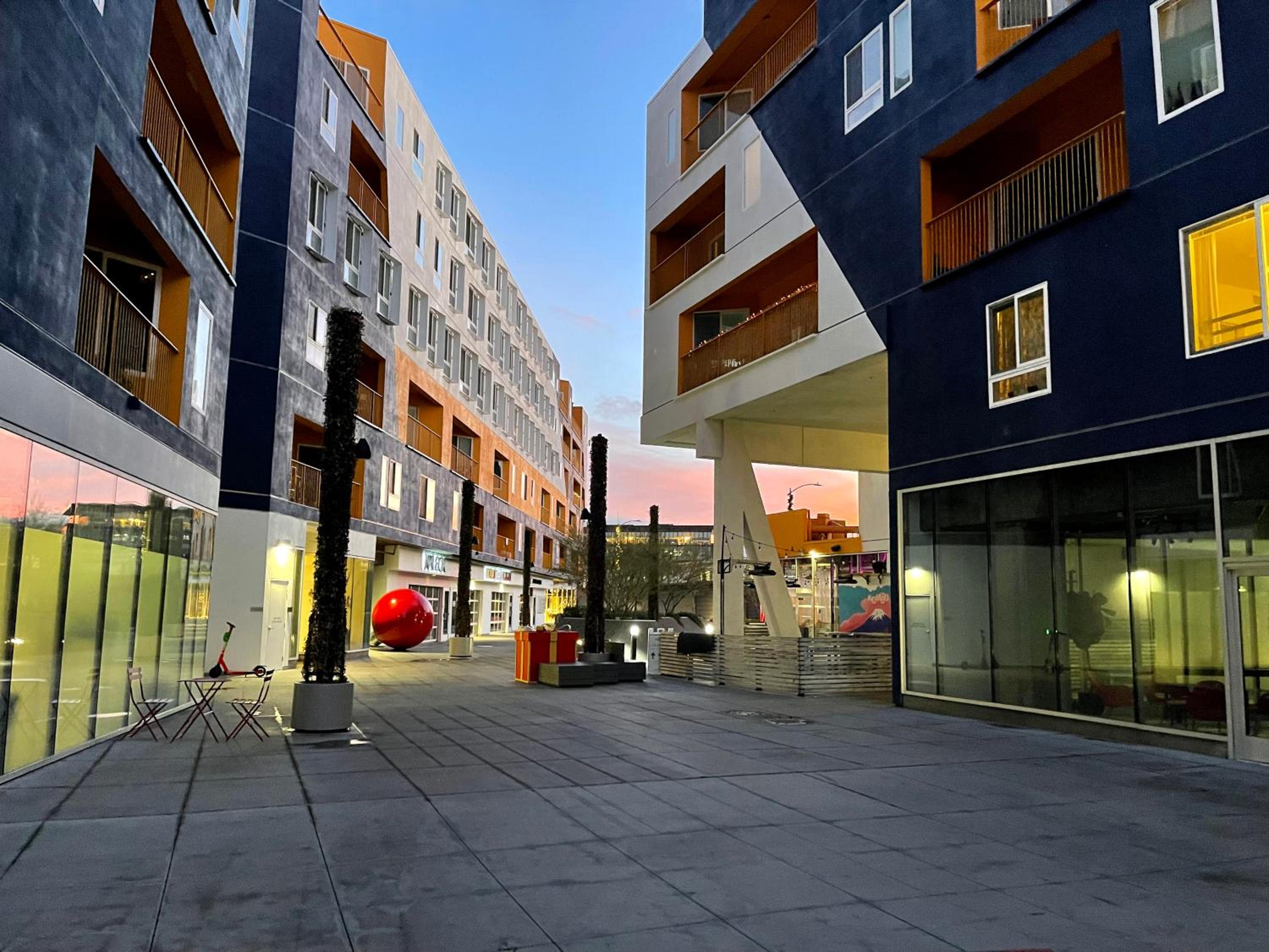 Perfect Apt w Parking Gym Pool WIFI in Arts District DTLA near Little Tokyo B4