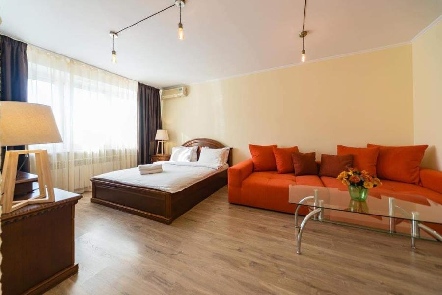 1 room 65m2 center of Obolon near River side. view 2