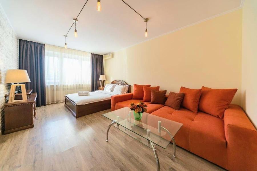 1 room 65m2 center of Obolon near River side. view 4