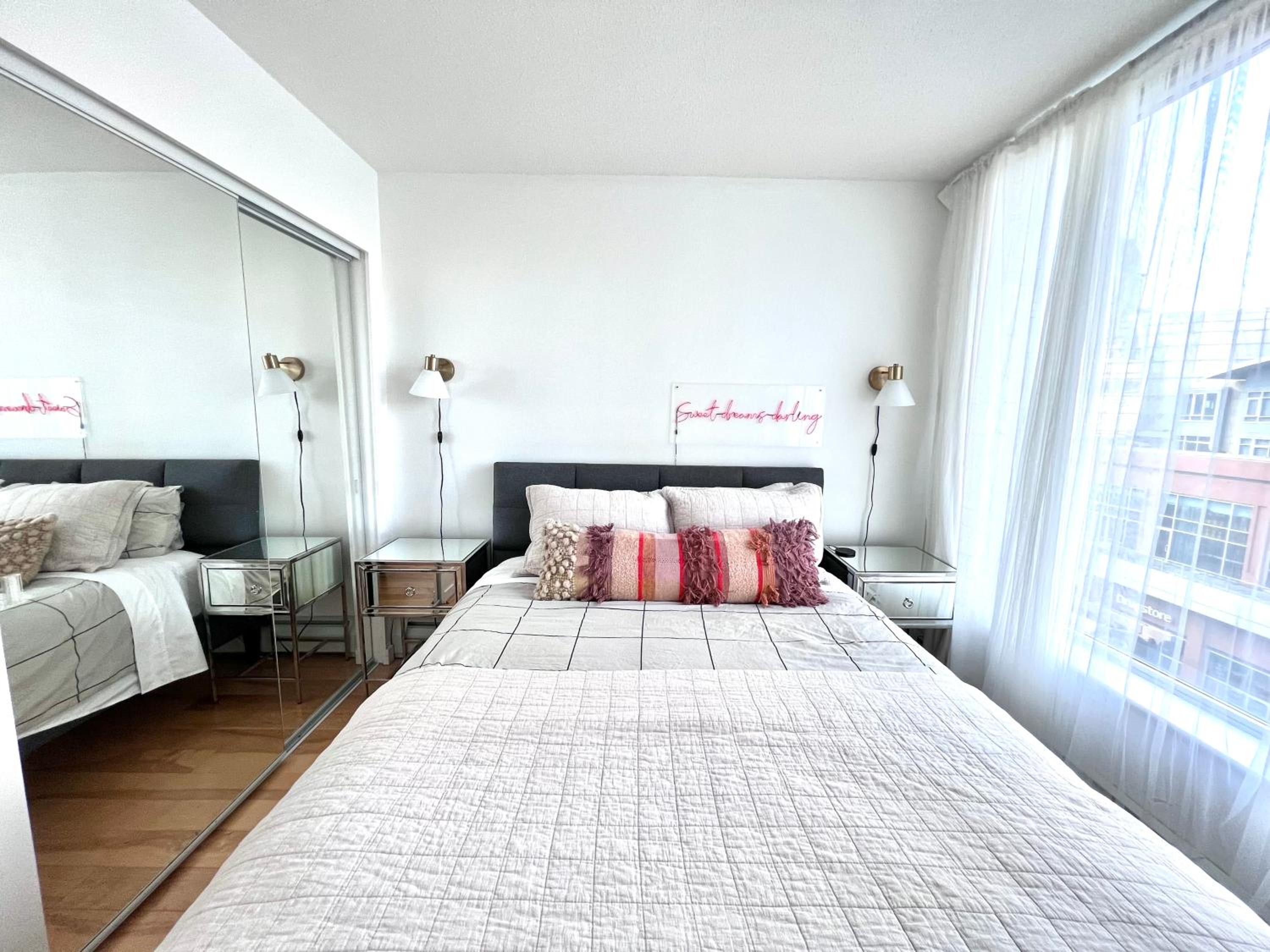 3-Bedrooms Apartment with stunning 180 water, mountain and city view Pool Hot Tub and Gym Heart of Downtown Skytrain 3mins walk Right by BC Place Rogers ar