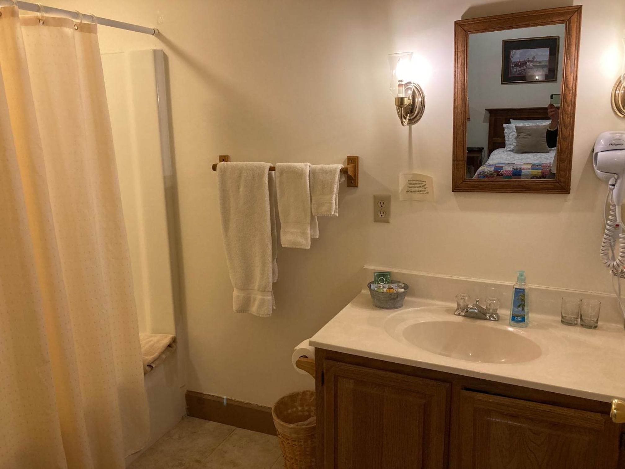Oak Valley Inn and Suites
