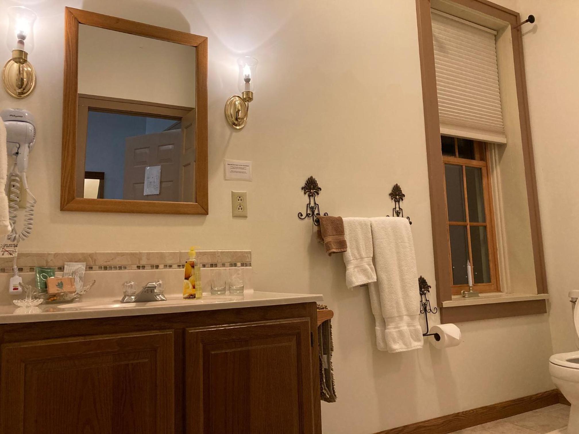 Oak Valley Inn and Suites