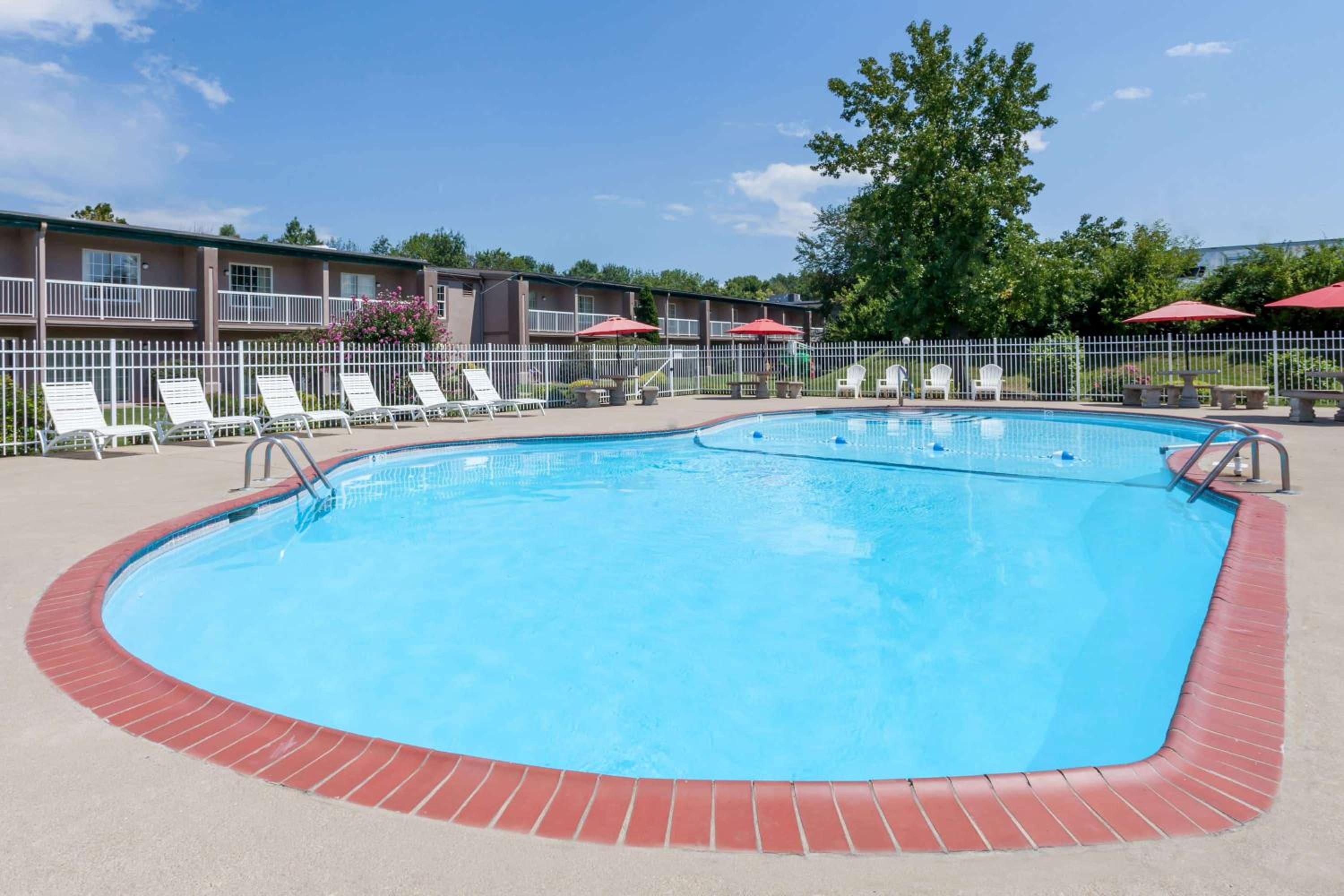 Lexington Vacations - Days Inn Suites by Wyndham Lexington - Property Image 13