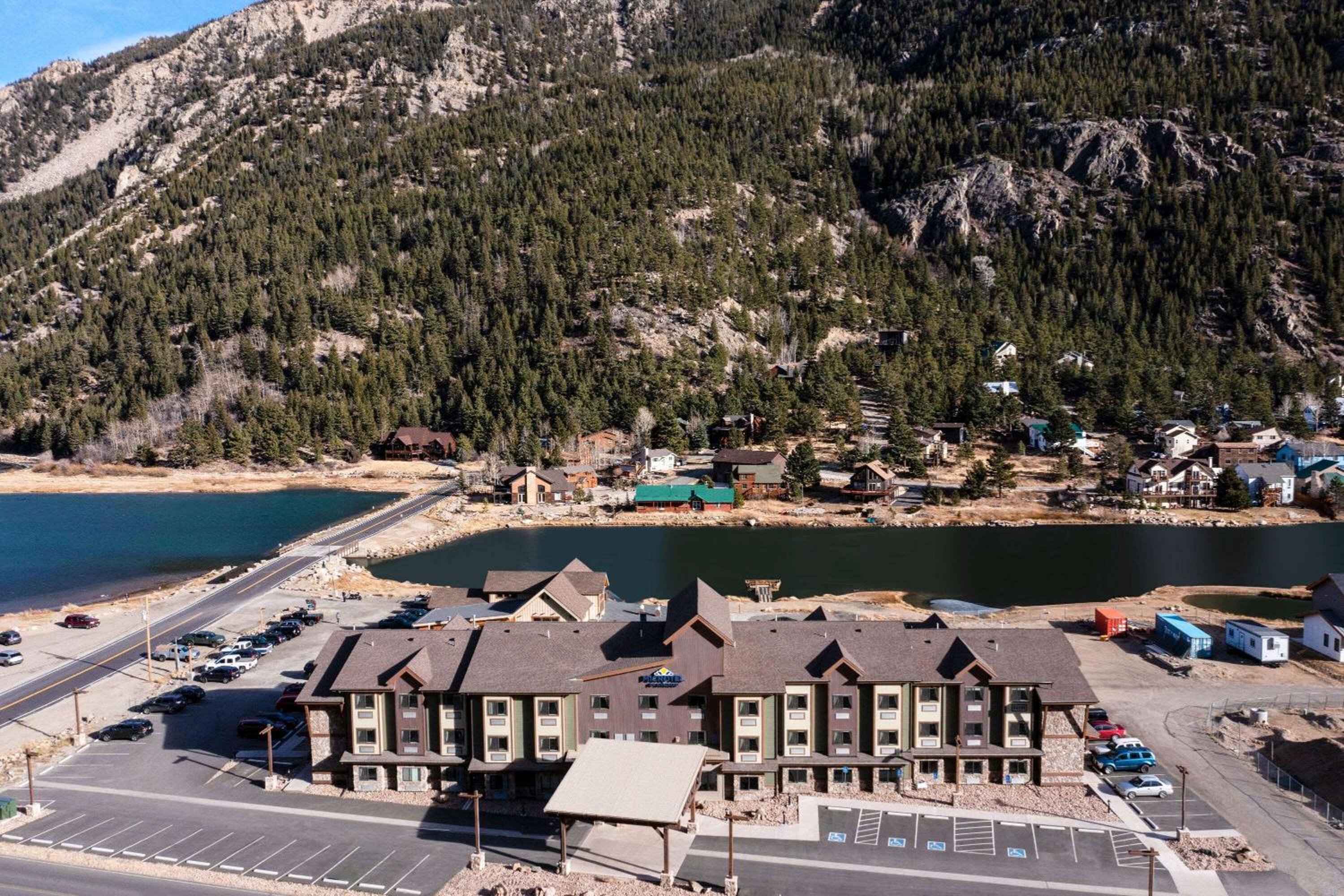 Georgetown Vacations - Microtel Inn Suites by Wyndham Georgetown Lake - Property Image 30