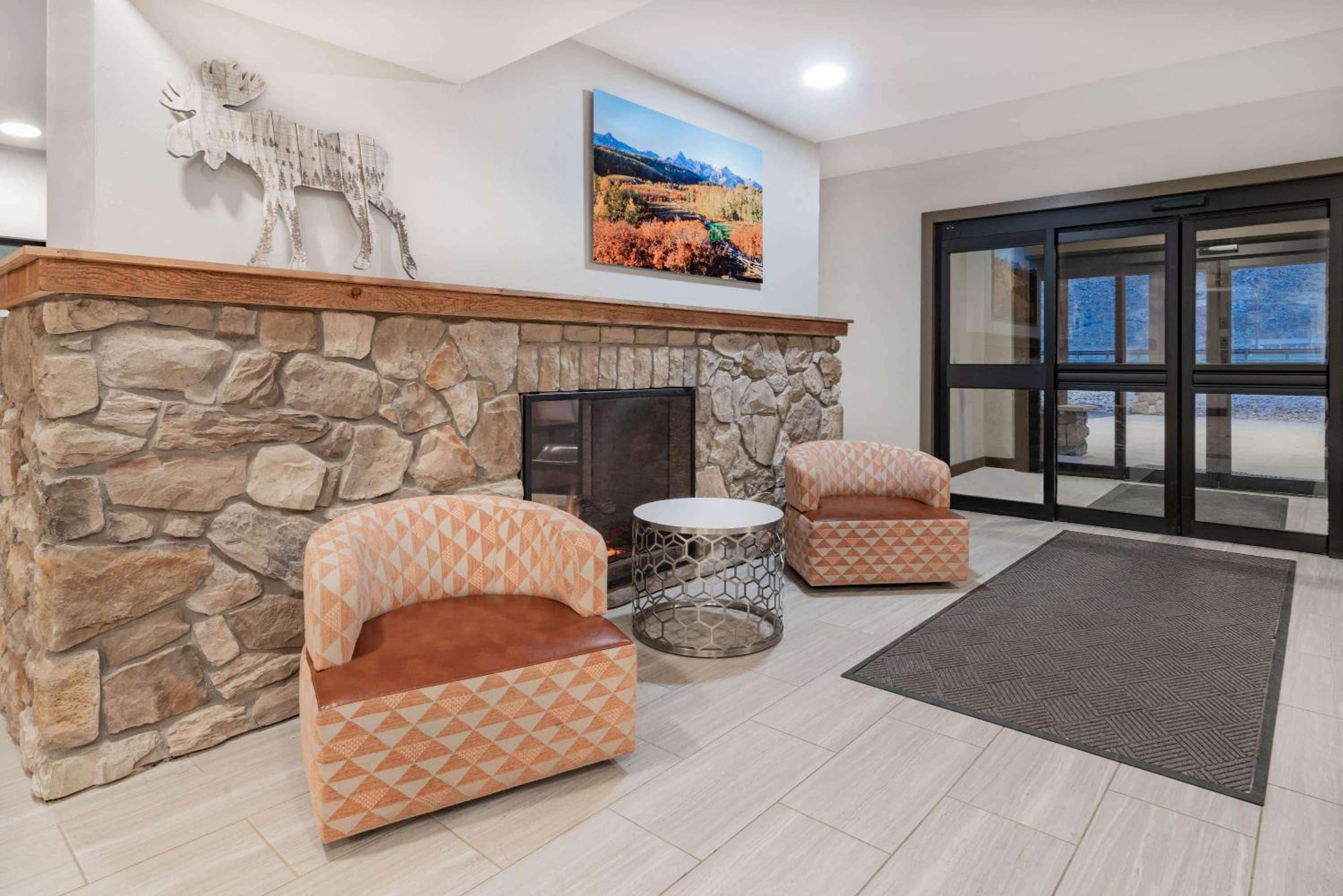 Georgetown Vacations - Microtel Inn Suites by Wyndham Georgetown Lake - Property Image 28