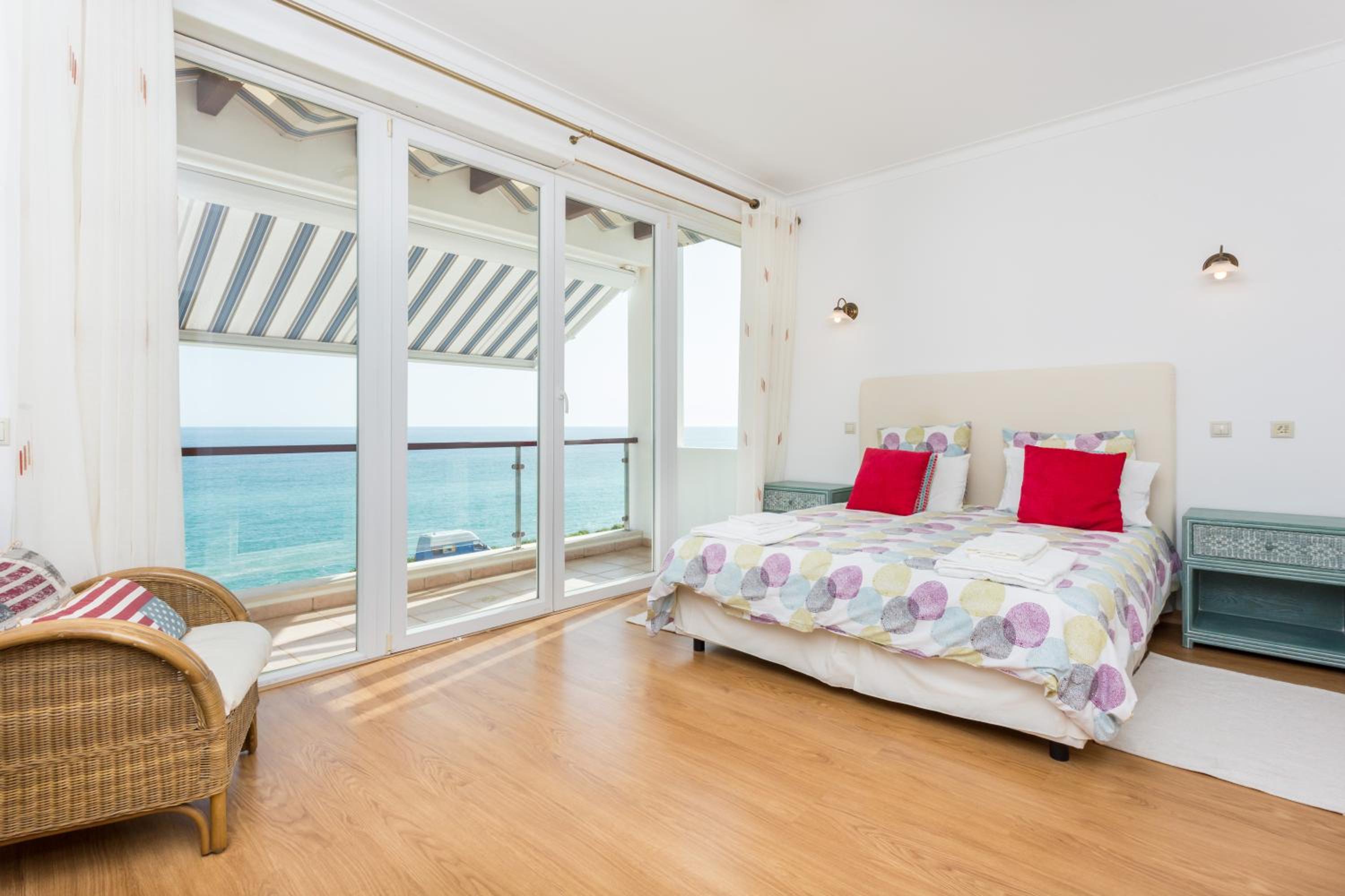 CoolHouses Algarve Luz, Ocean front 4 Bed house w/ pool, Casa da Pipa view 3