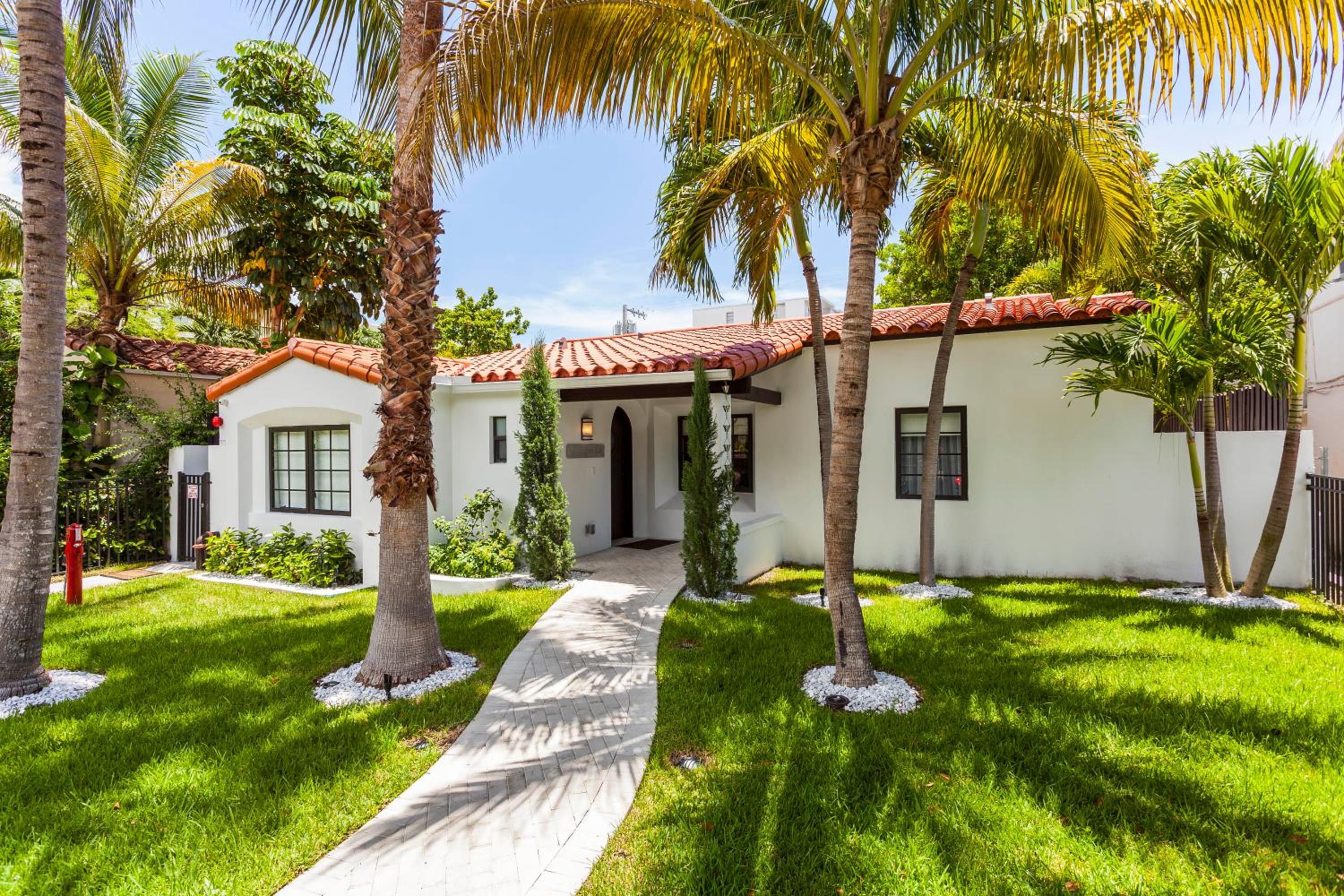 Hotel Bars B&B South Beach Hotel - Image 1