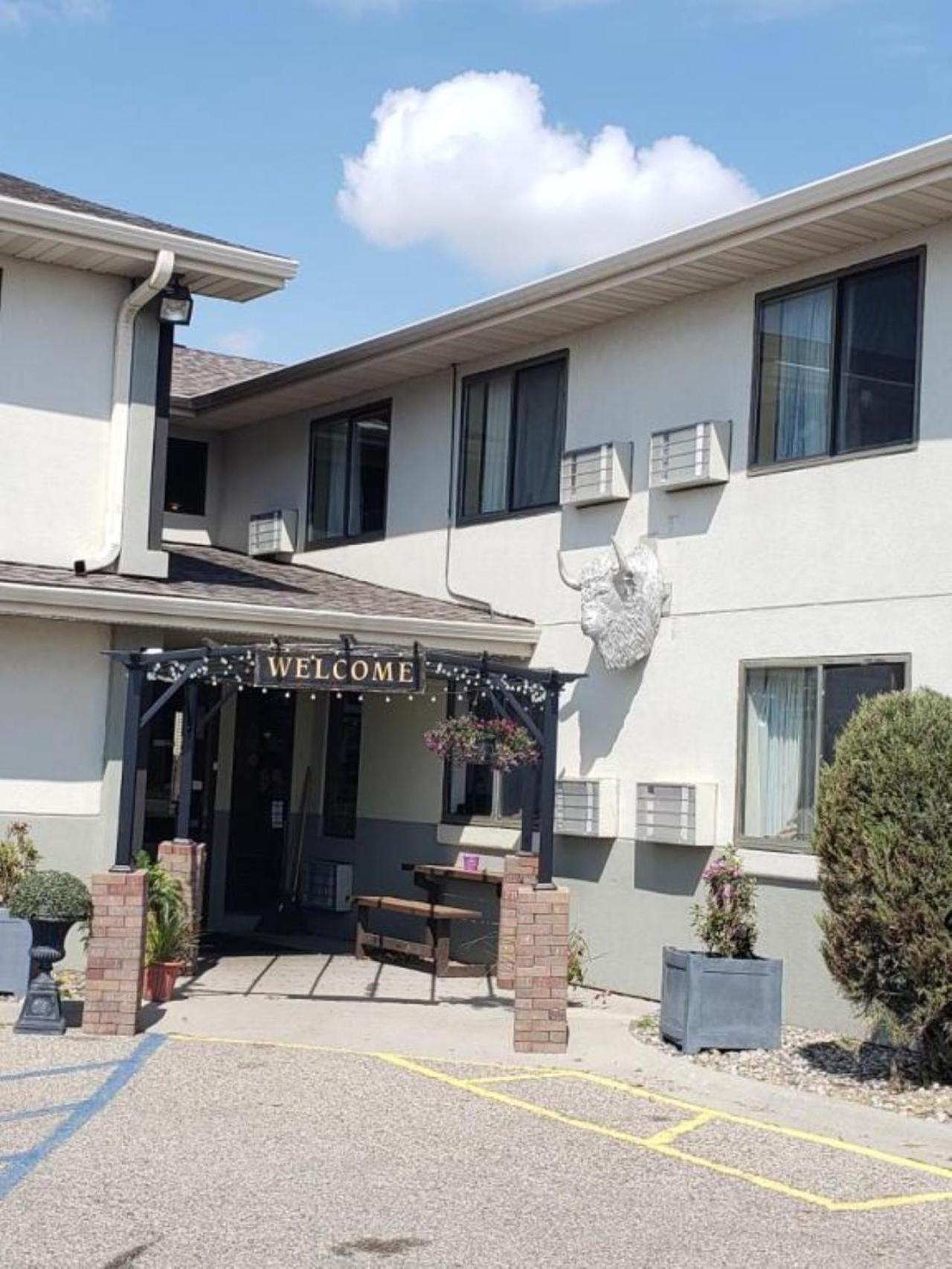Hotel Bison Plains Lodge - Image 1