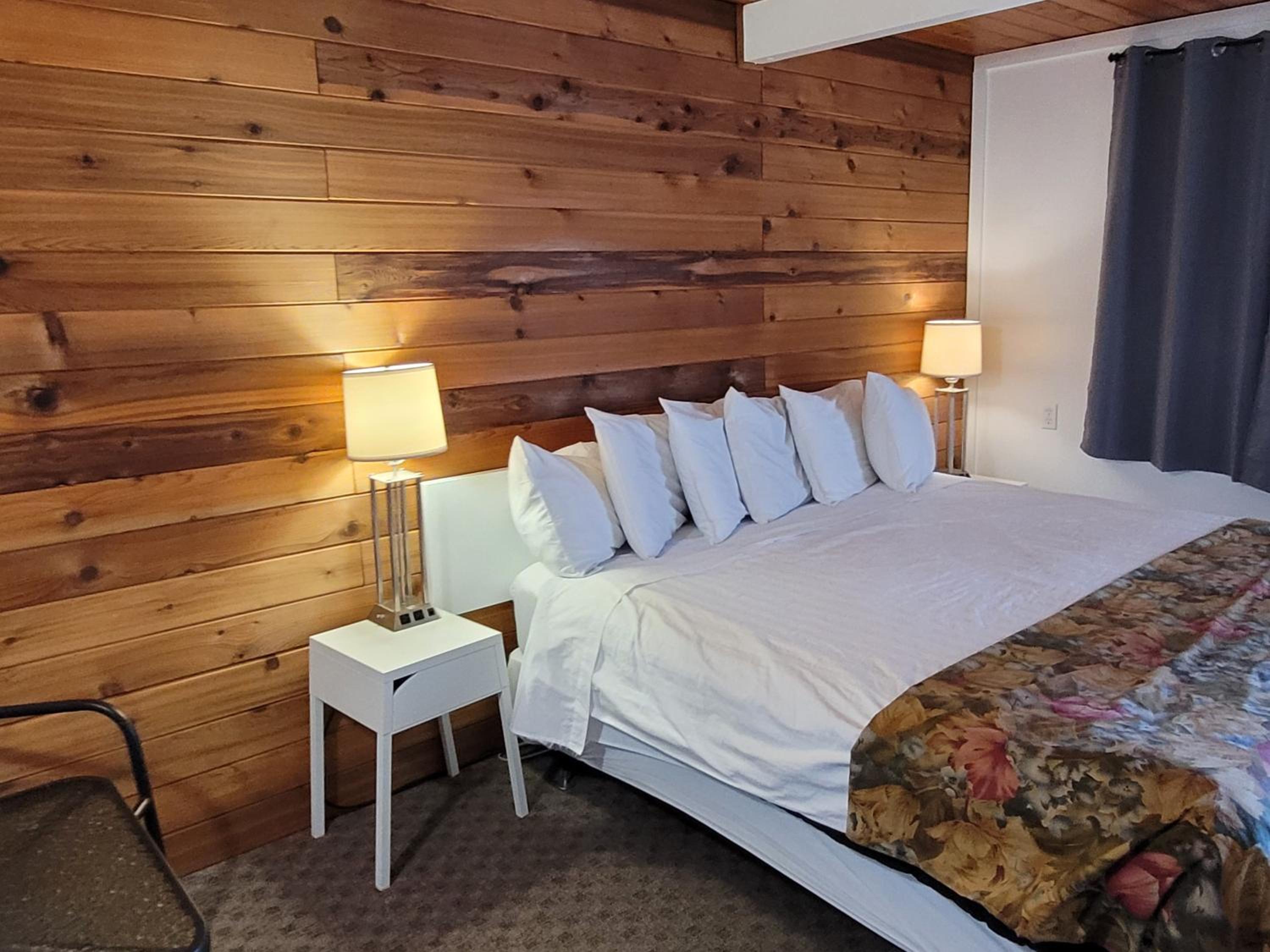 Pines Motel
