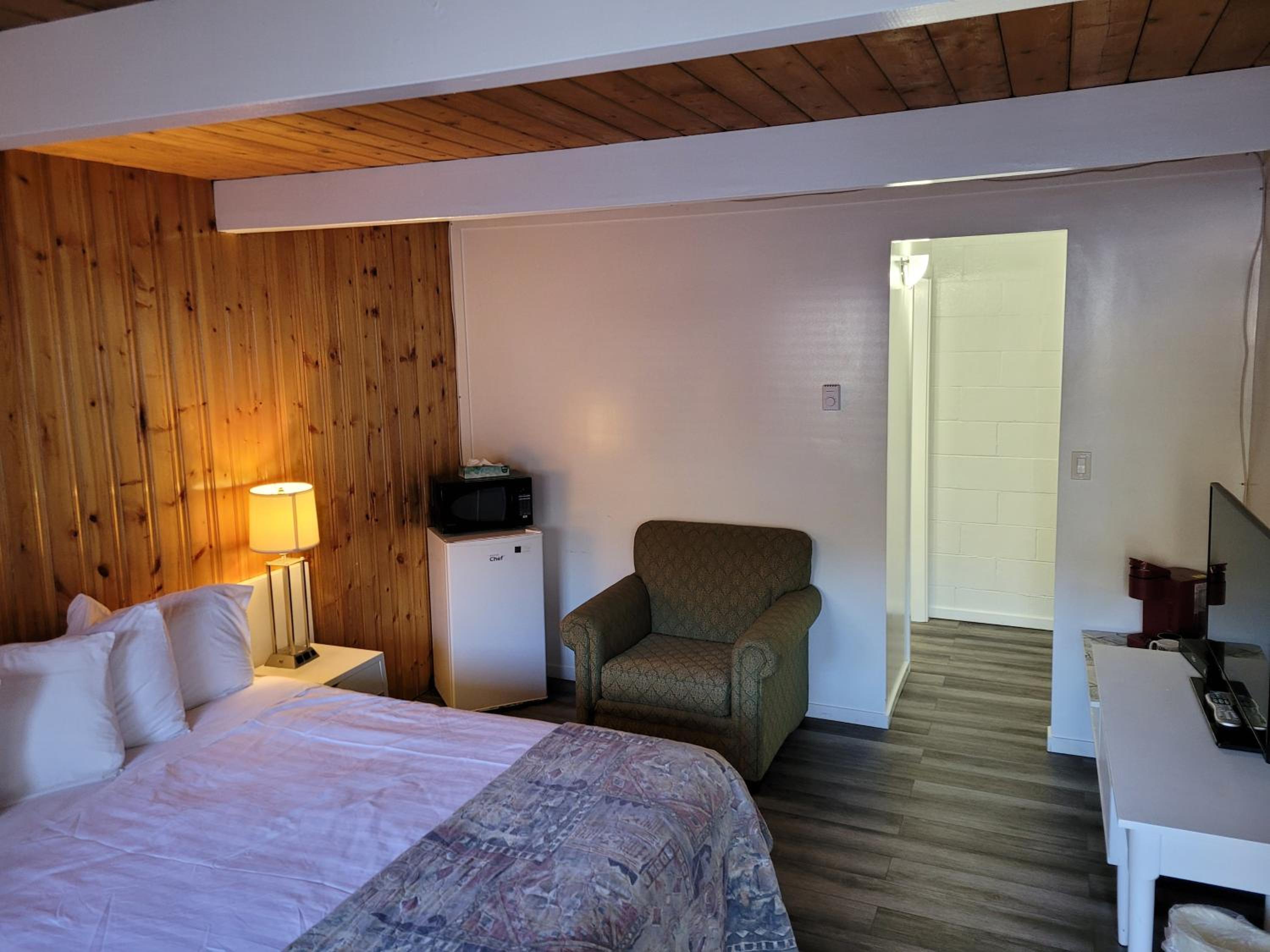 Pines Motel