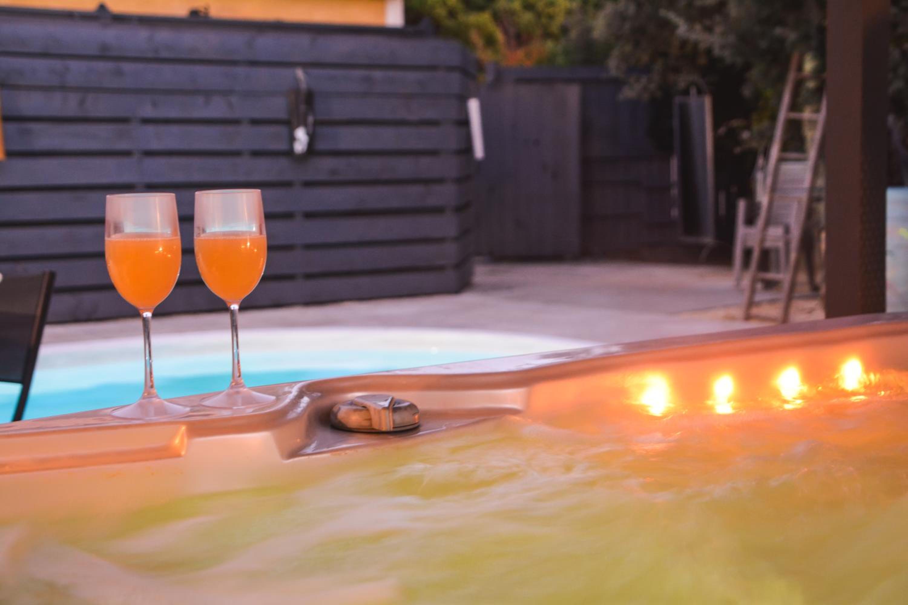 La yourte de Nîmes, spa , jacuzzi chalet logement insolite photo 4
