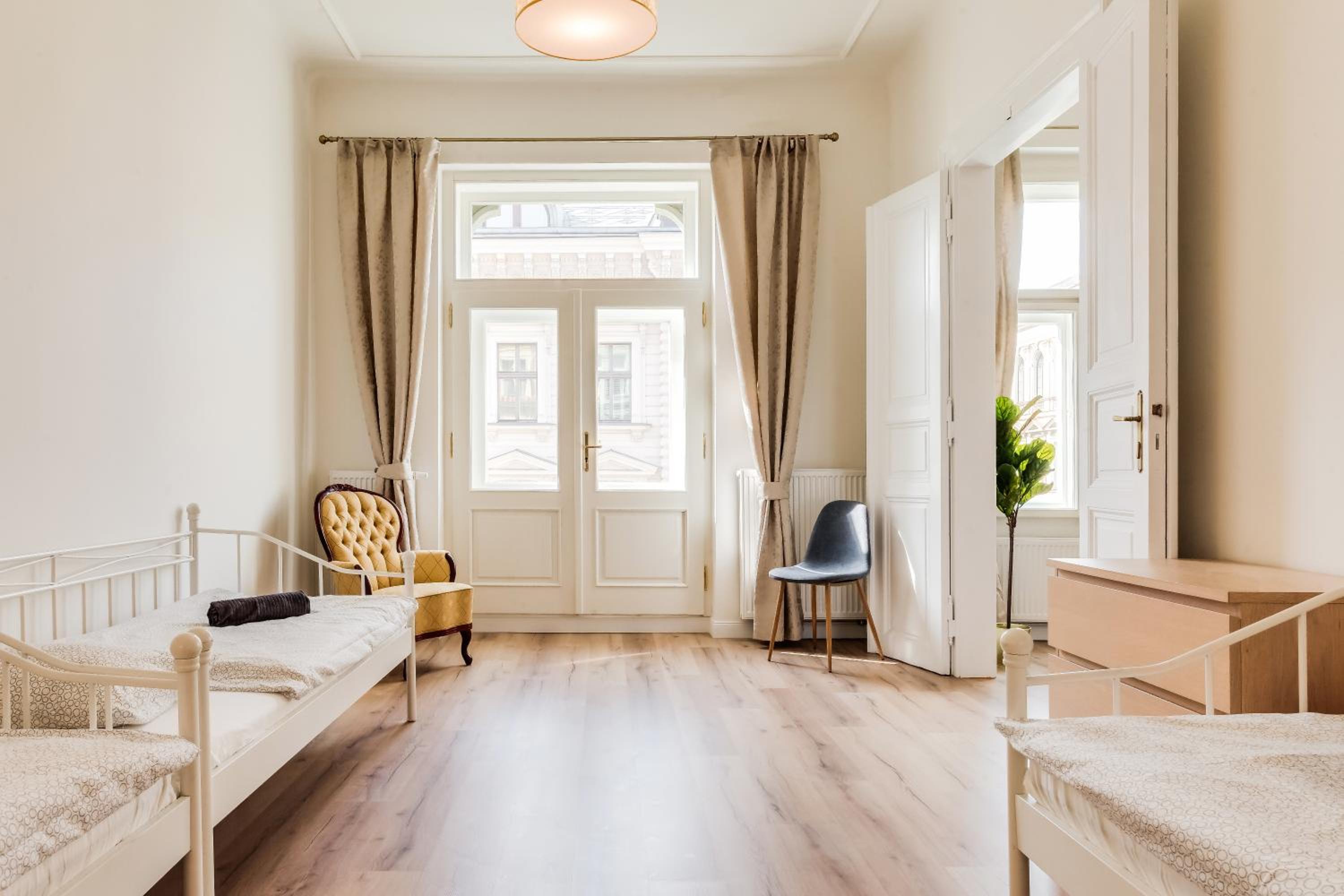 Charles Bridge - 3 bedroom Apartment - Old Town