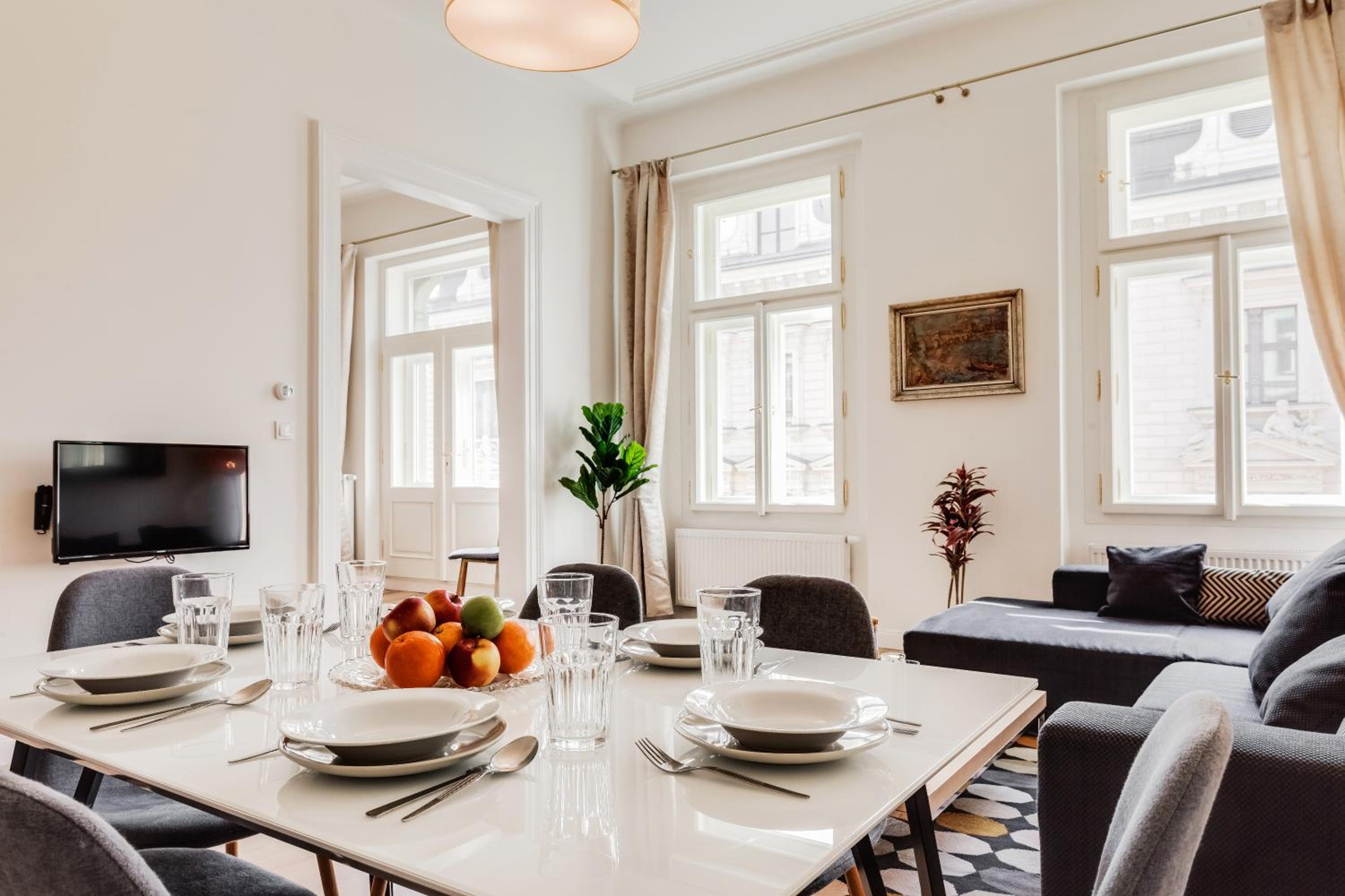 Charles Bridge - 3 bedroom Apartment - Old Town