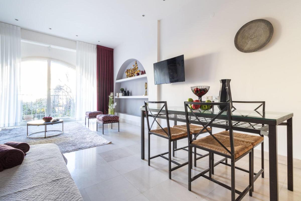 Cosy Studio in Mamilla, free parking up to 5 ppl view 2