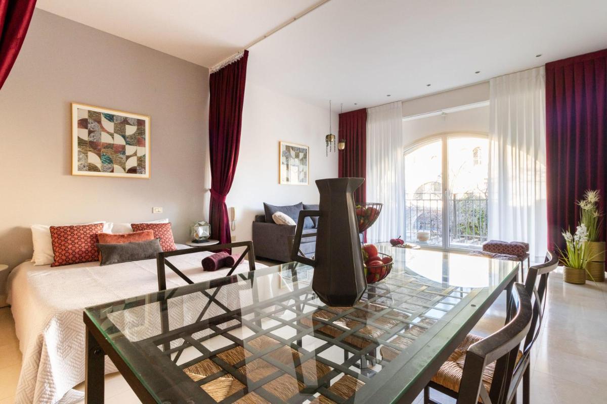 Cosy Studio in Mamilla, free parking up to 5 ppl view 3