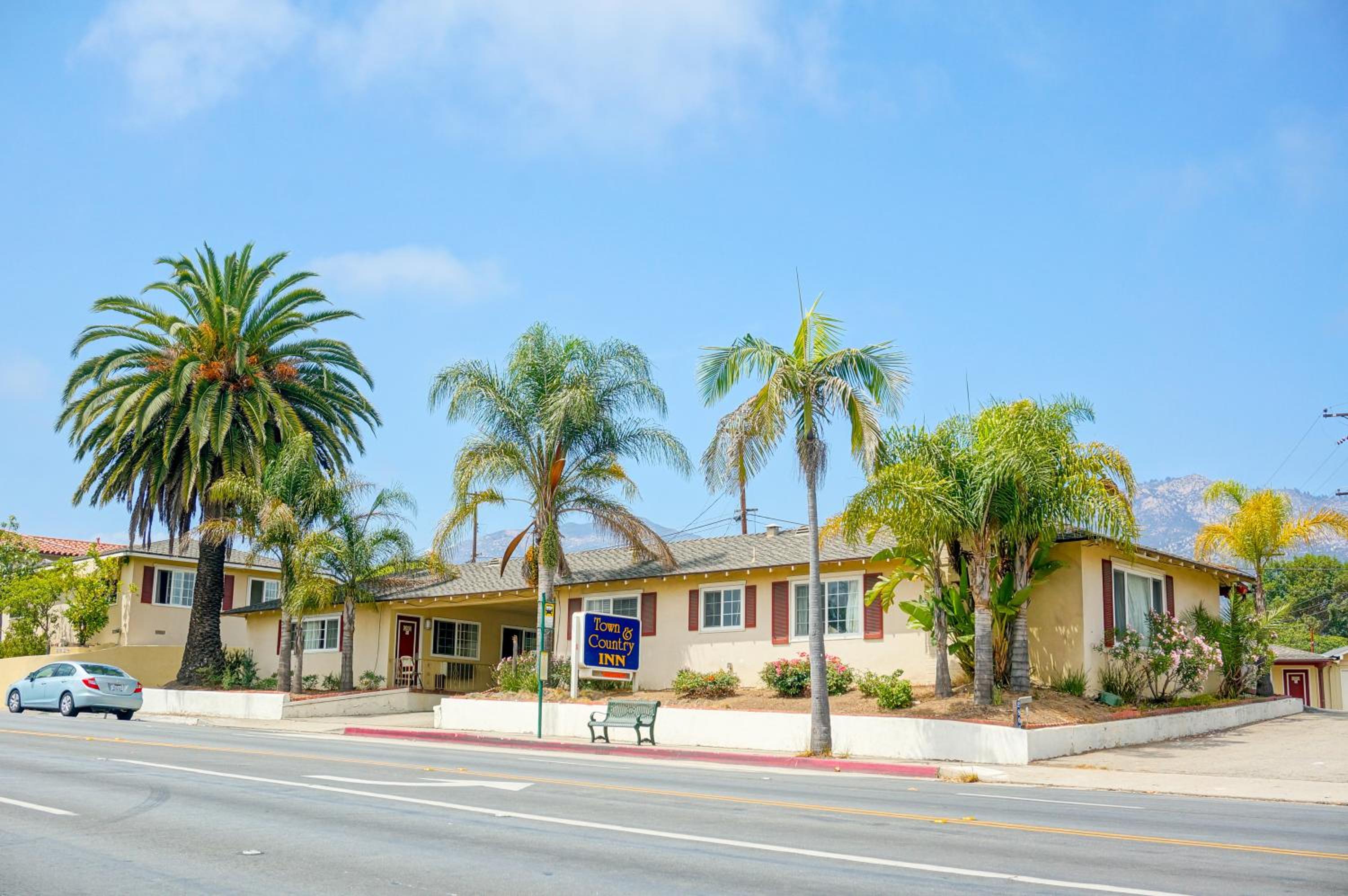 Hotel Town and Country Inn - Image 1