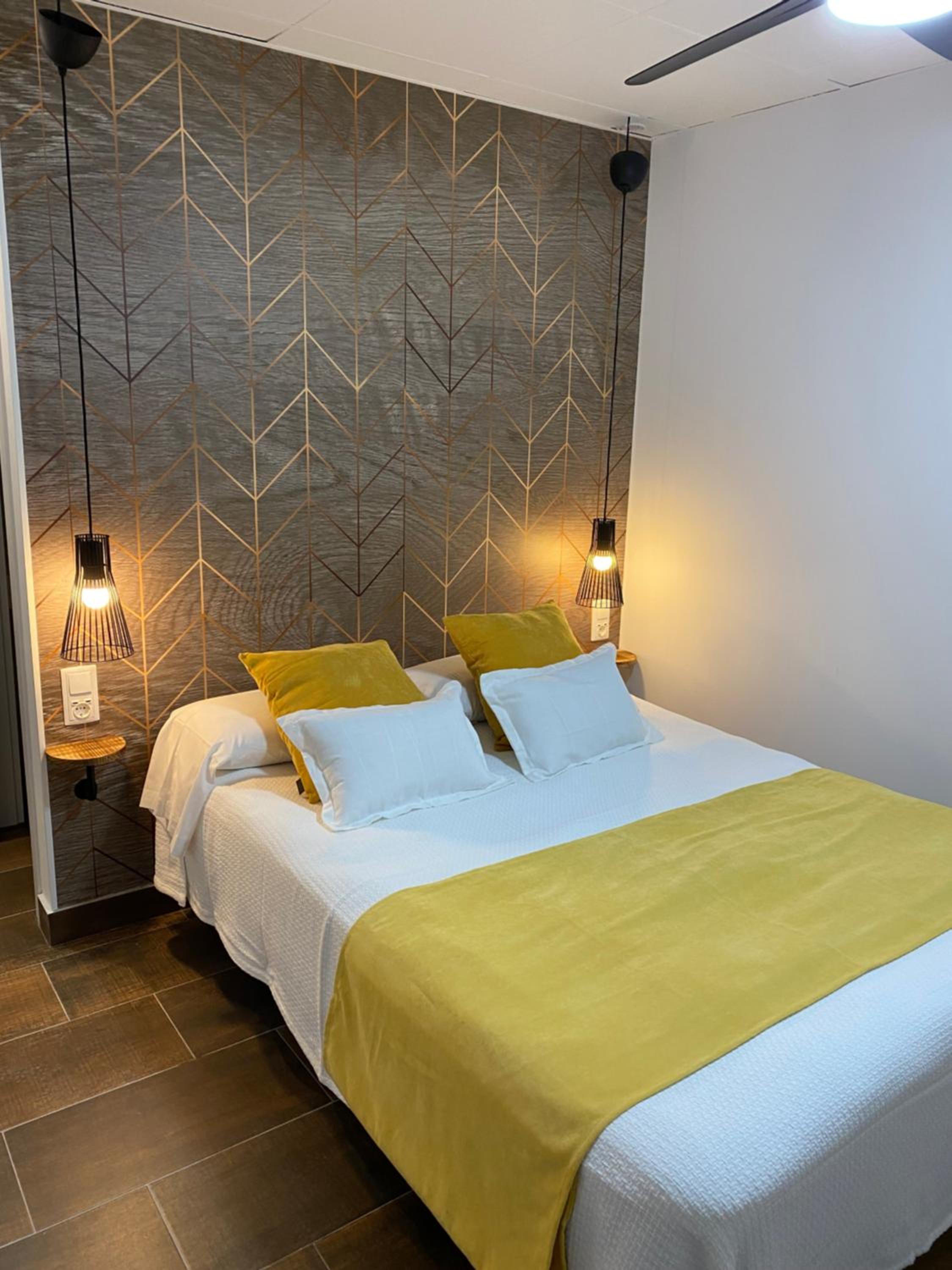 ROVIOR Rooms & Café