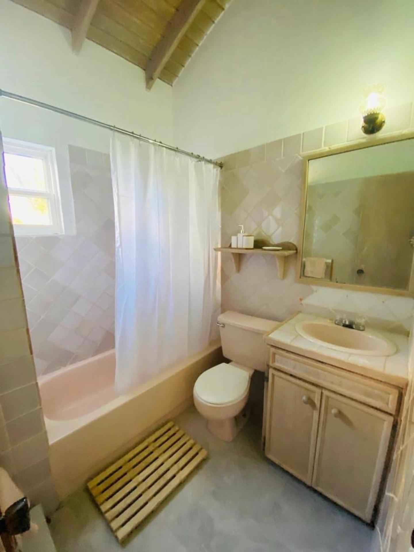 Modern 3Bed House in the heart of Swetes village