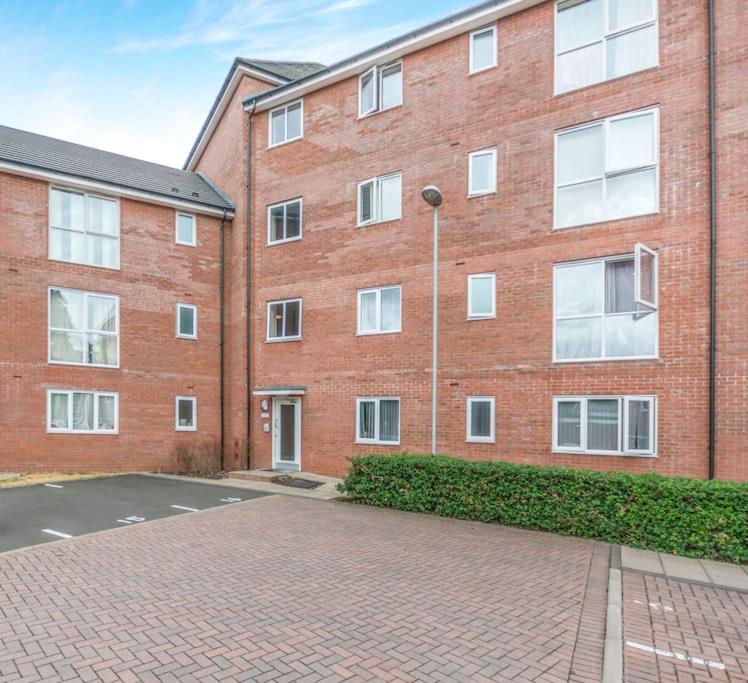 2 Bed City Centre Apartment by BrumStay UK view 4