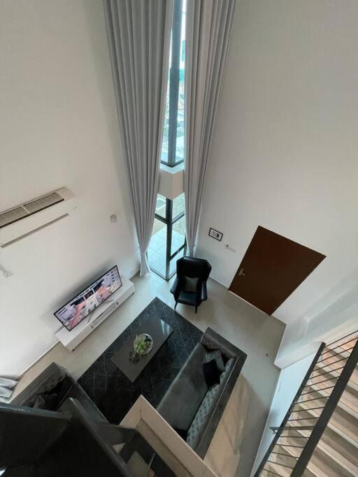 Five BEDROOMS RESIDENTIAL HOME WITH FREE WIFI photo 6