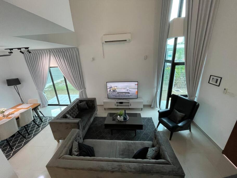 Five BEDROOMS RESIDENTIAL HOME WITH FREE WIFI photo 8