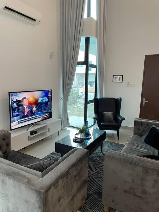 Five BEDROOMS RESIDENTIAL HOME WITH FREE WIFI photo 7