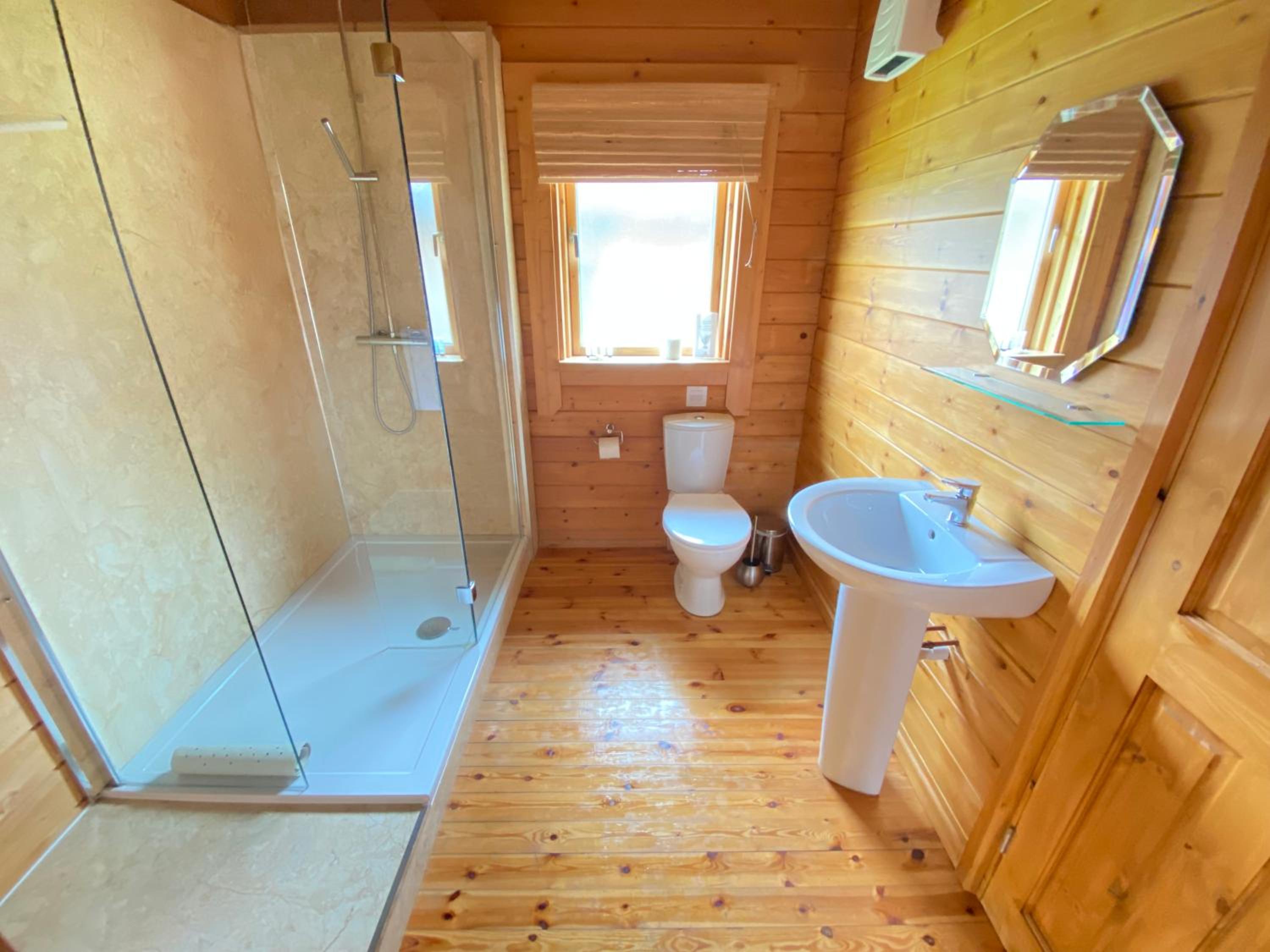 Kingfisher Lodge, Lake Pochard view 4